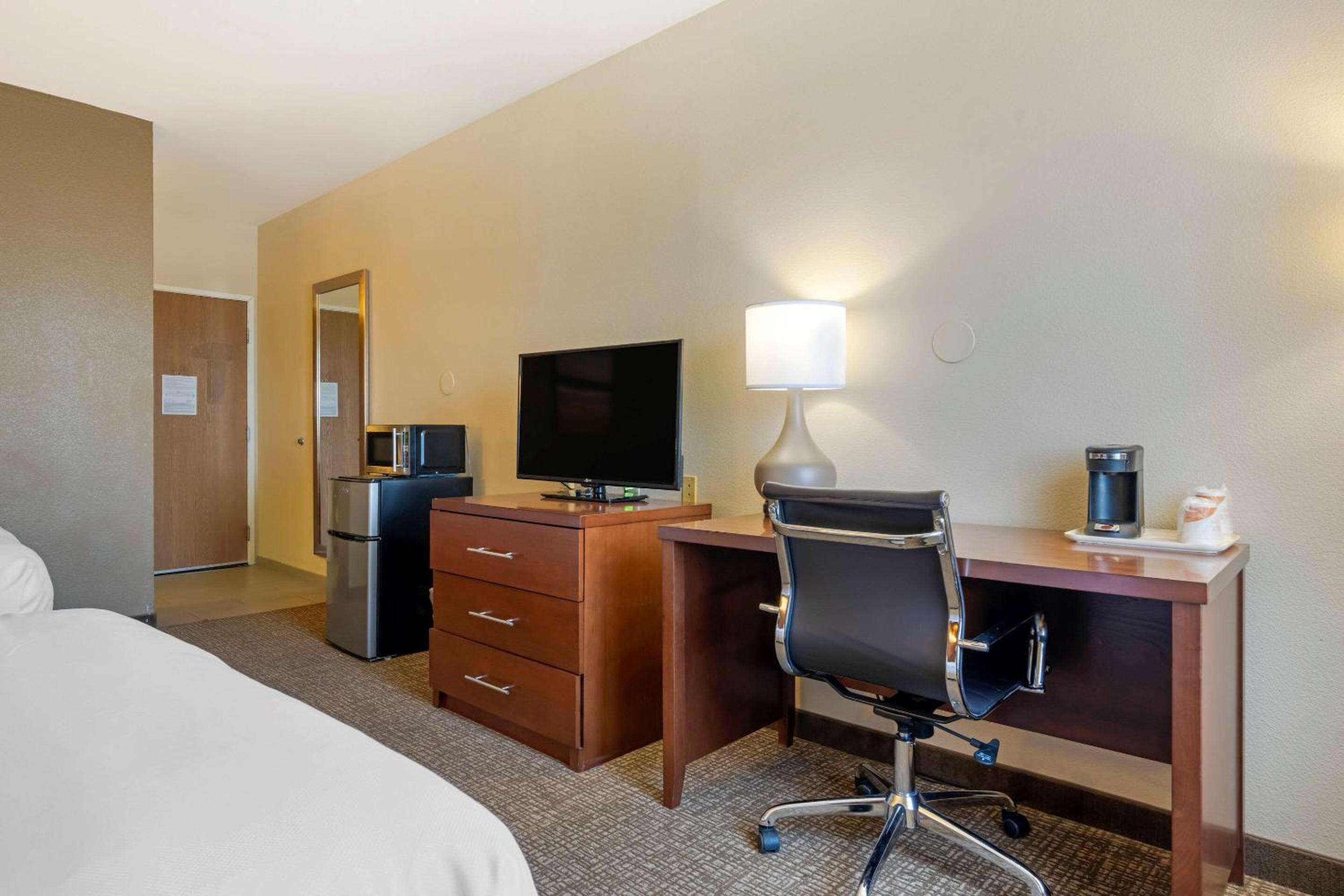 Queen Room with Two Queen Beds - Non-Smoking - Photo 3