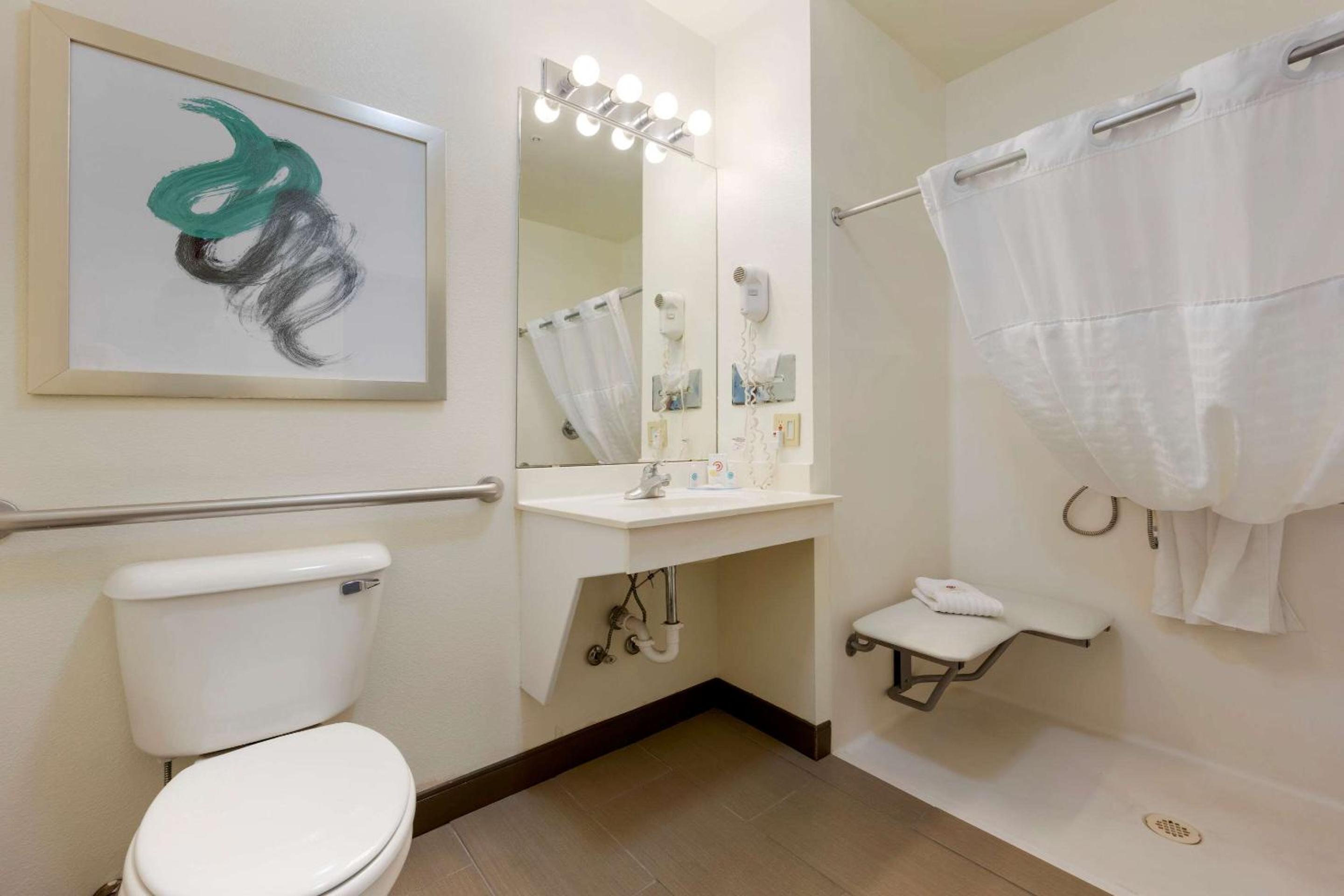 King Room - Accessible/Non-Smoking - Photo 2