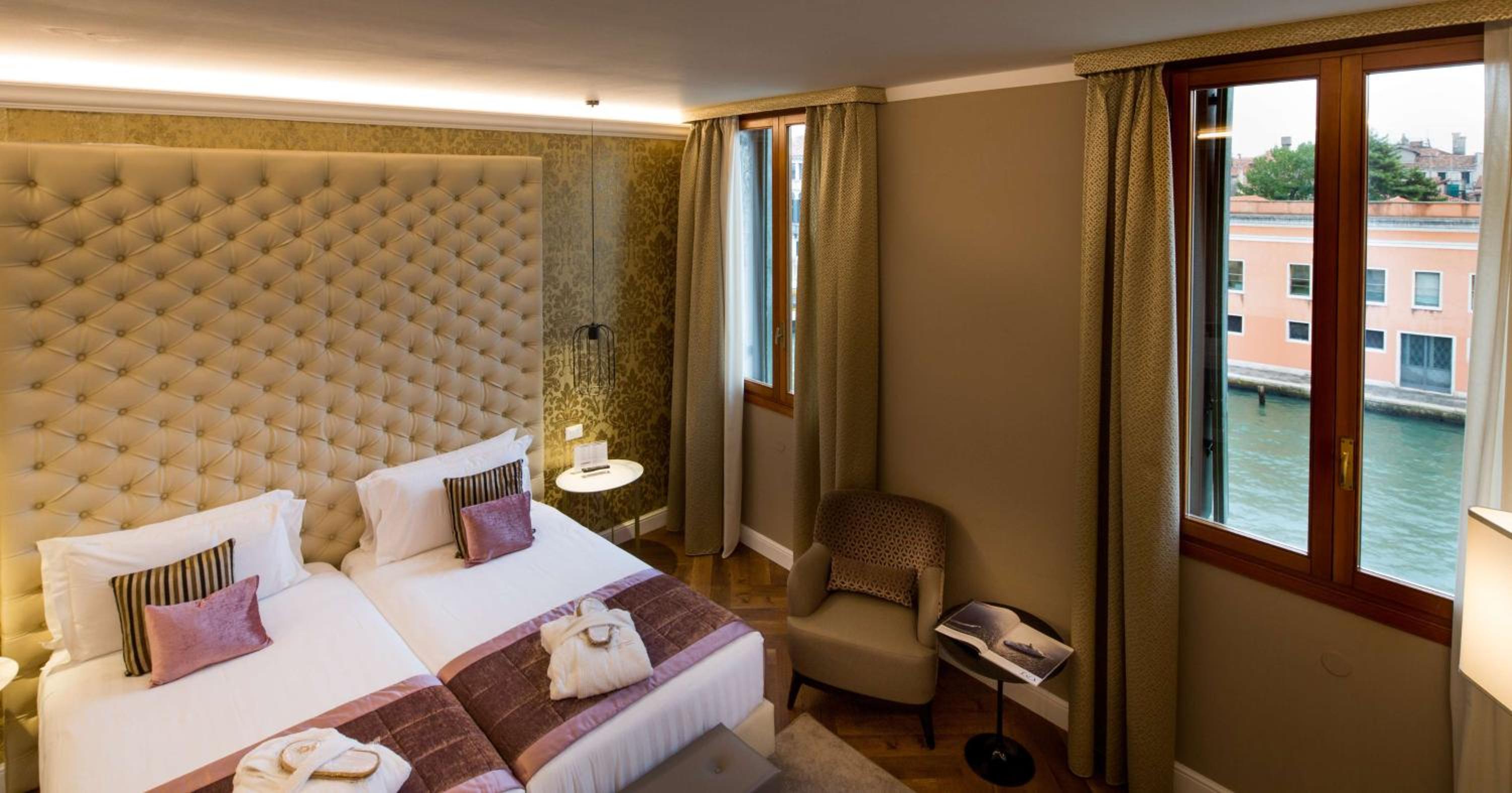Superior Queen Room with Canal view