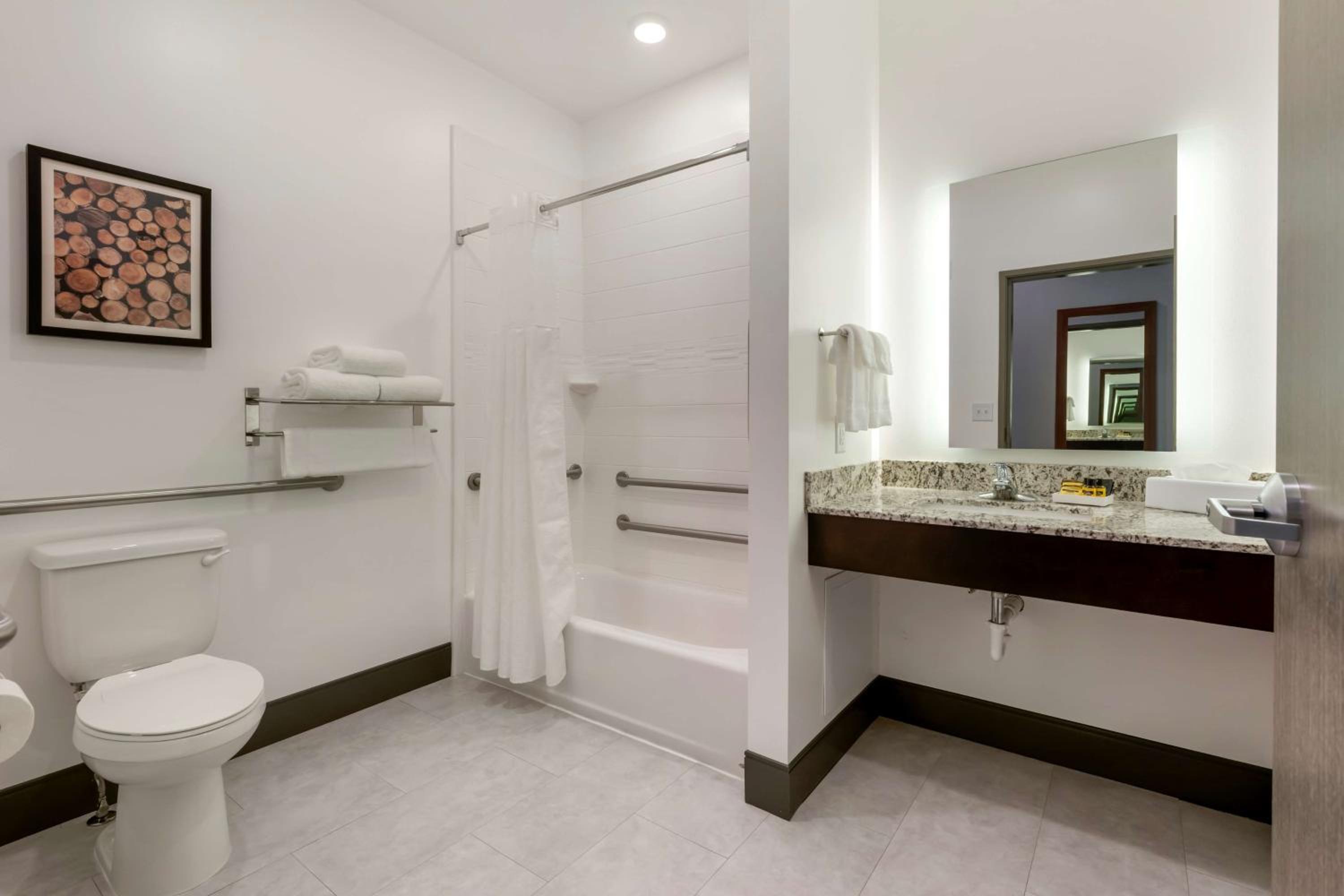 King Suite with Bath Tub - Disability/Non-Smoking
