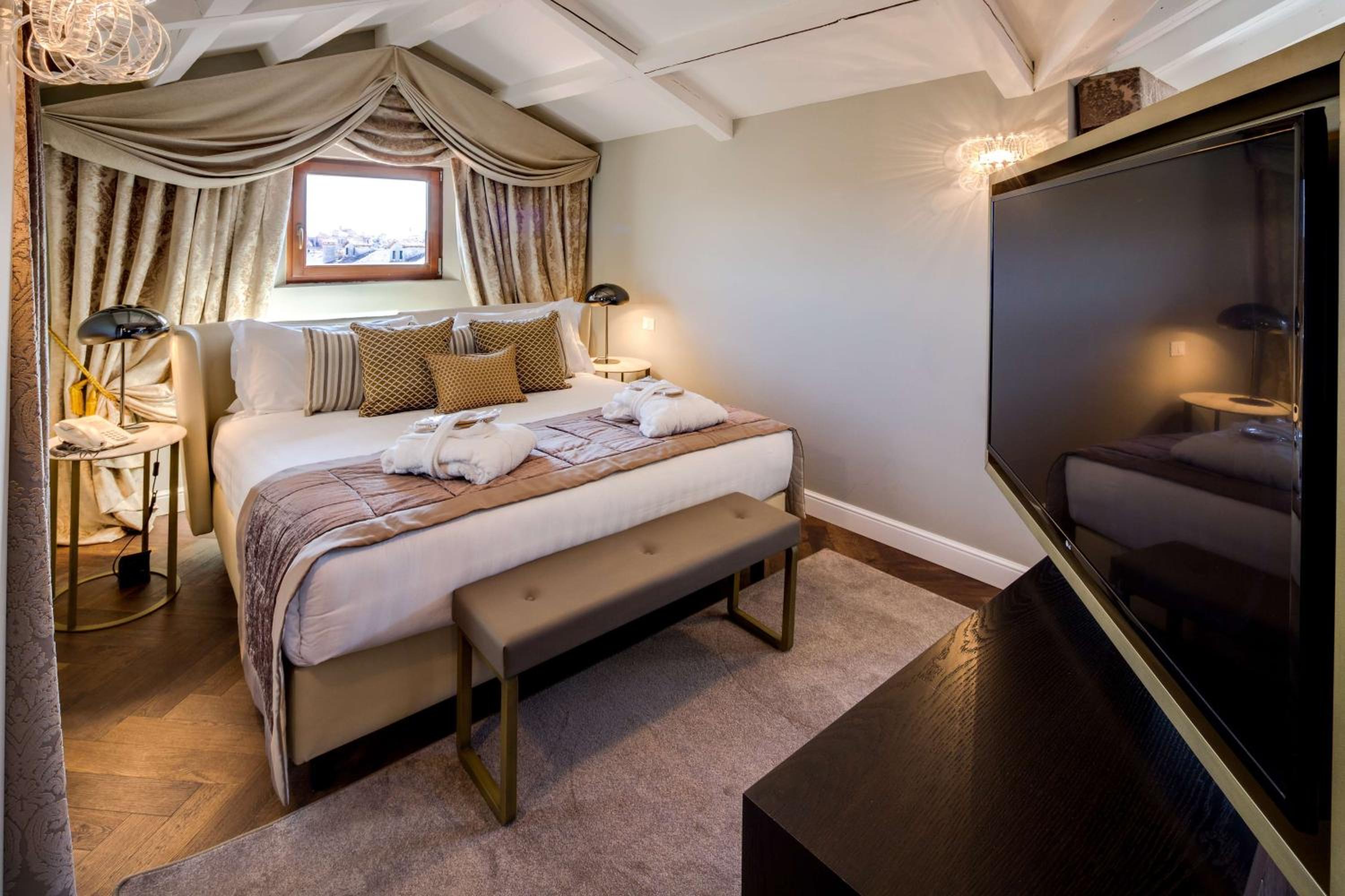 Deluxe Queen Suite