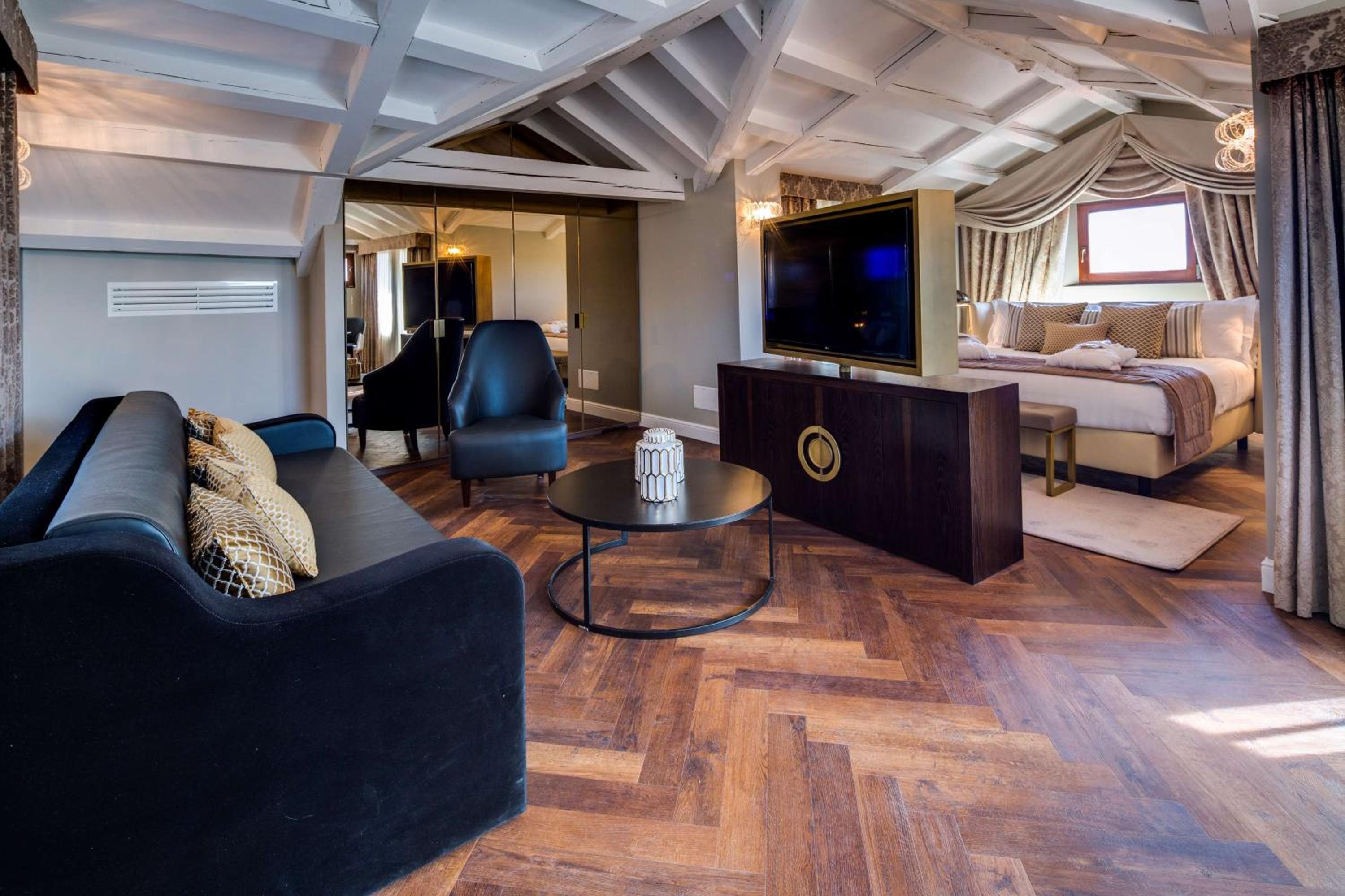 Deluxe Queen Suite
