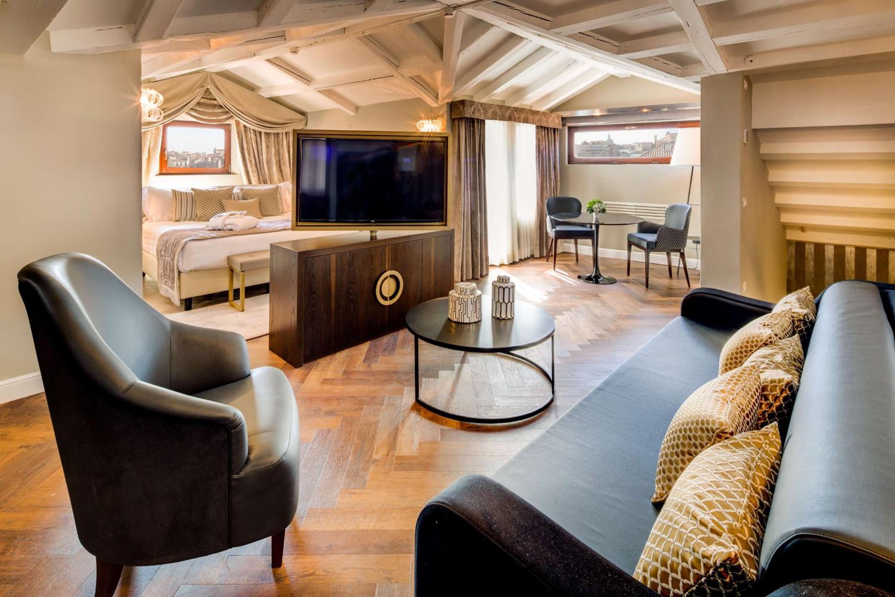 Deluxe Queen Suite