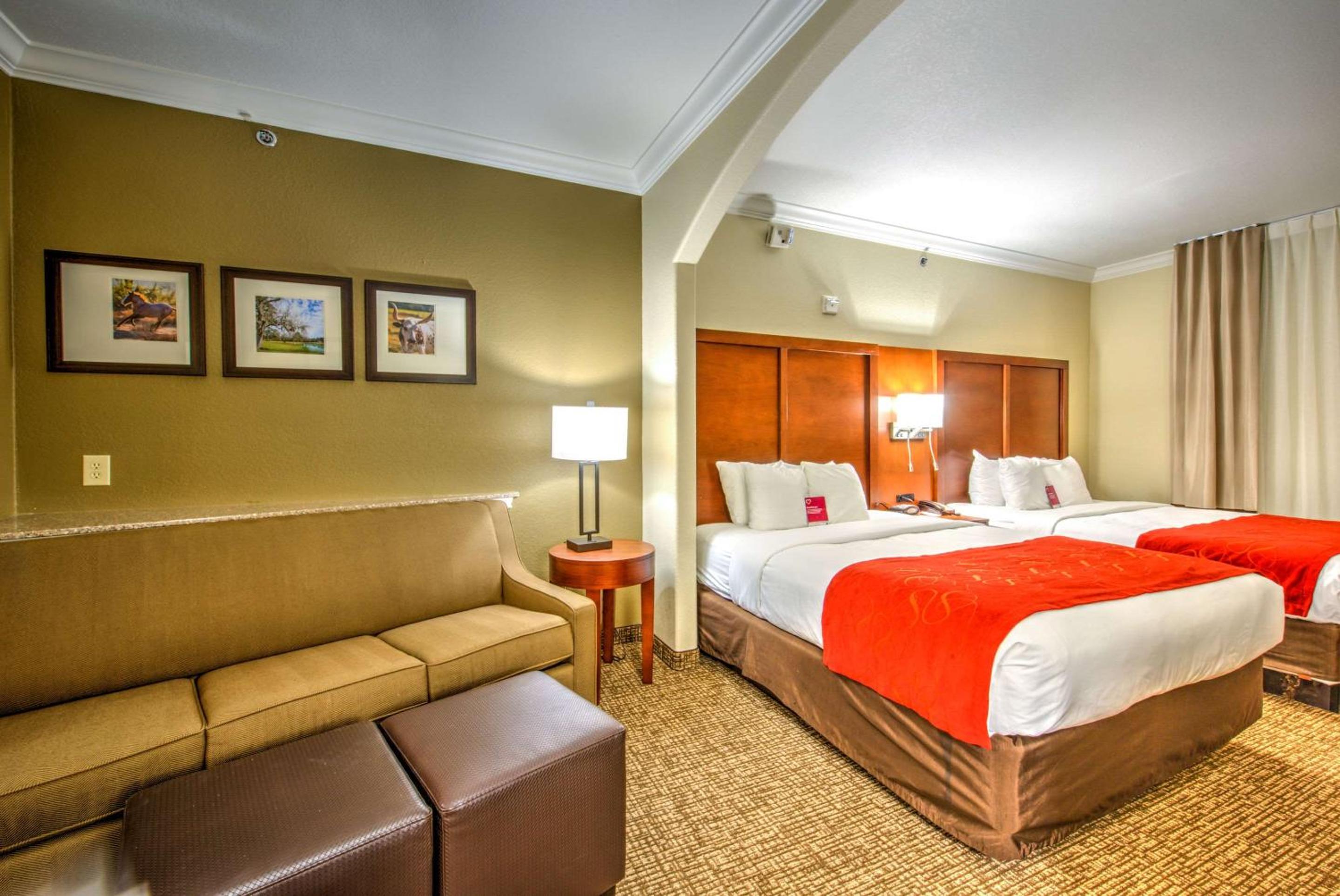Queen Suite with Two Queen Beds - Photo 2