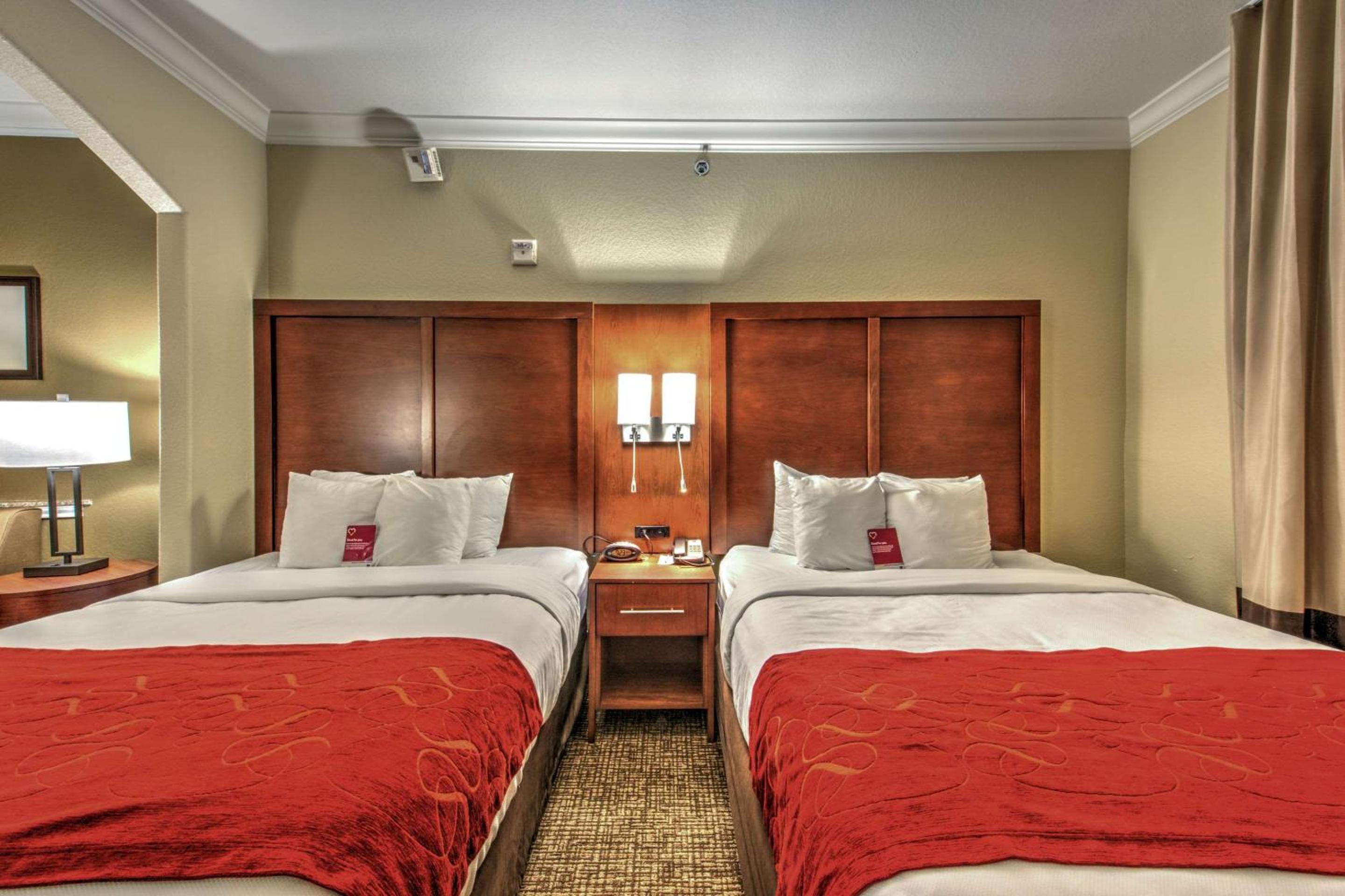 Queen Suite with Two Queen Beds - Photo 3