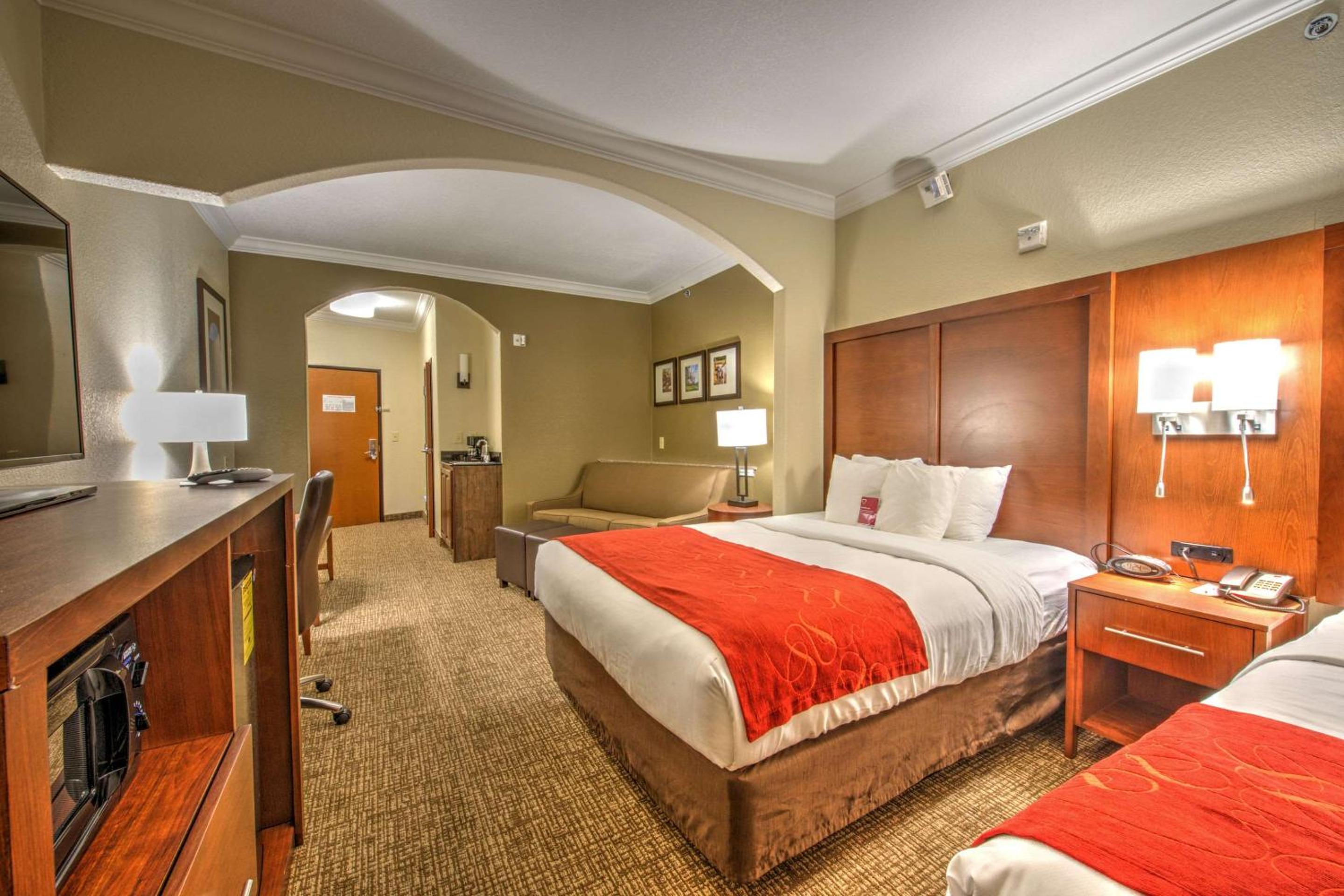 Queen Suite with Two Queen Beds - Photo 4