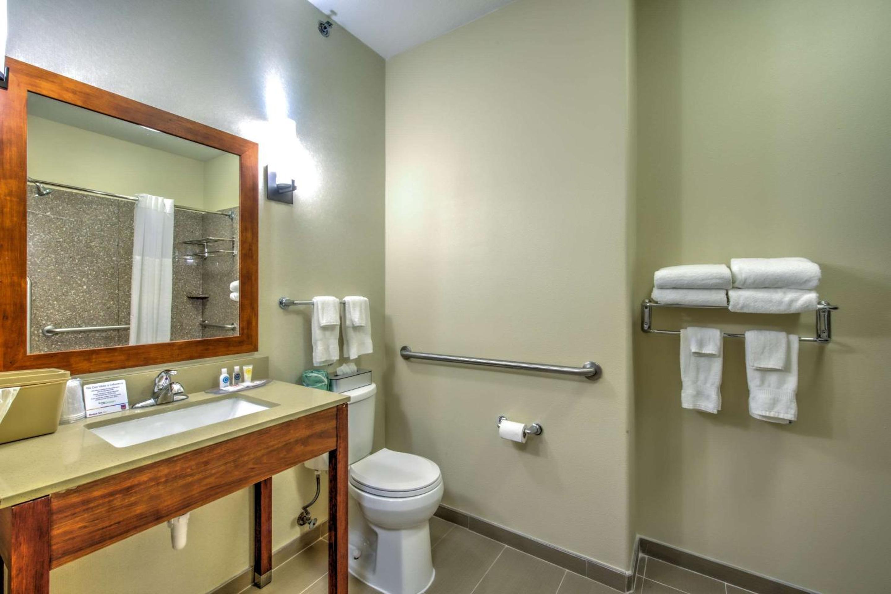 Queen Suite with Two Queen Beds - Photo 6