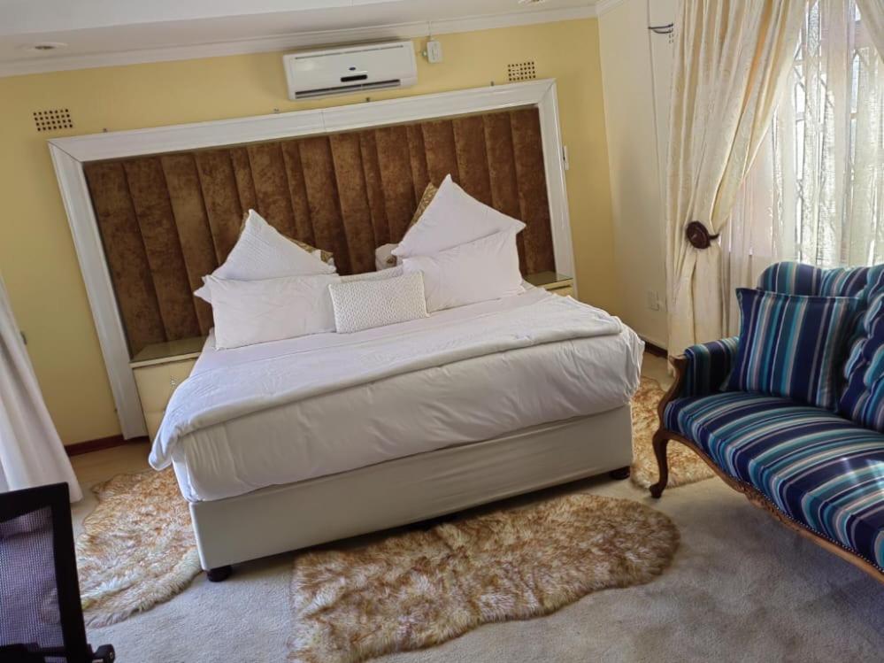 Deluxe King Room - Photo 1