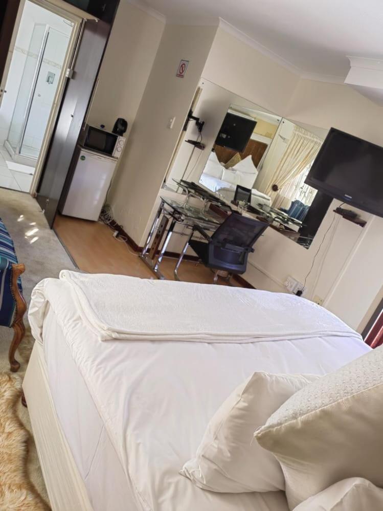 Deluxe King Room - Photo 2