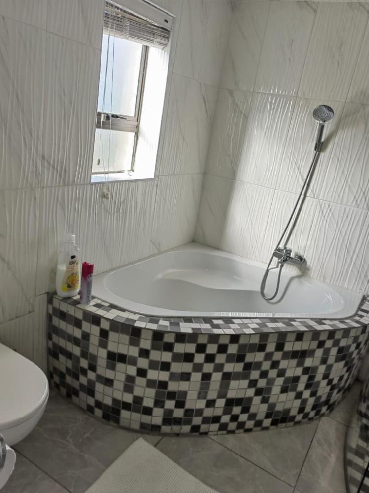 Deluxe King Room - Photo 3