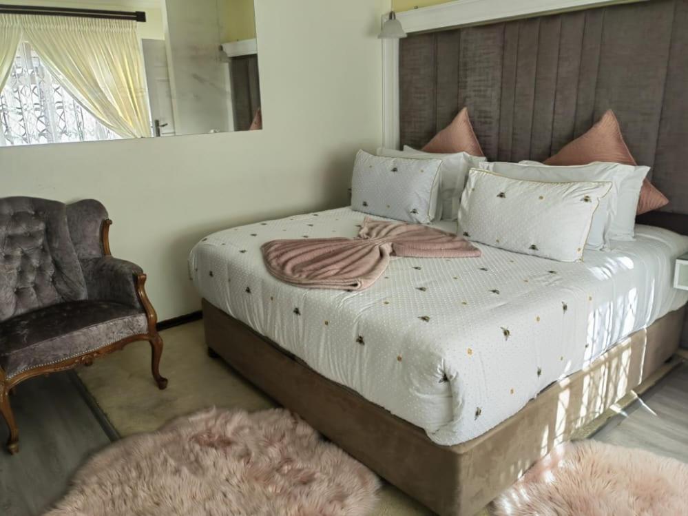 Deluxe King Room - Photo 6
