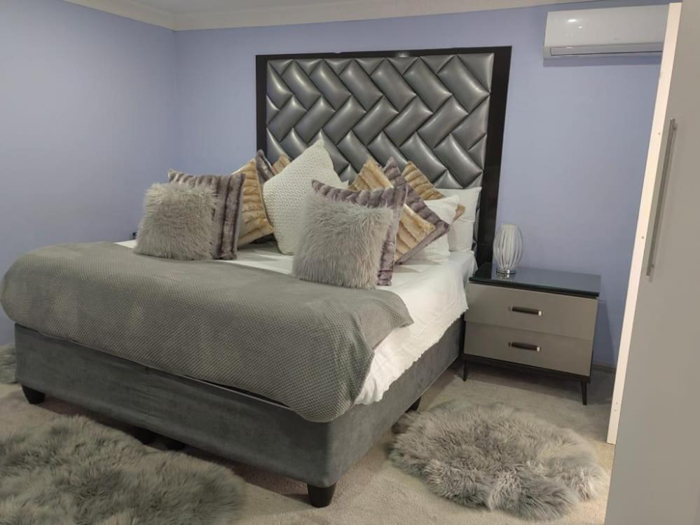 Deluxe King Room - Photo 5