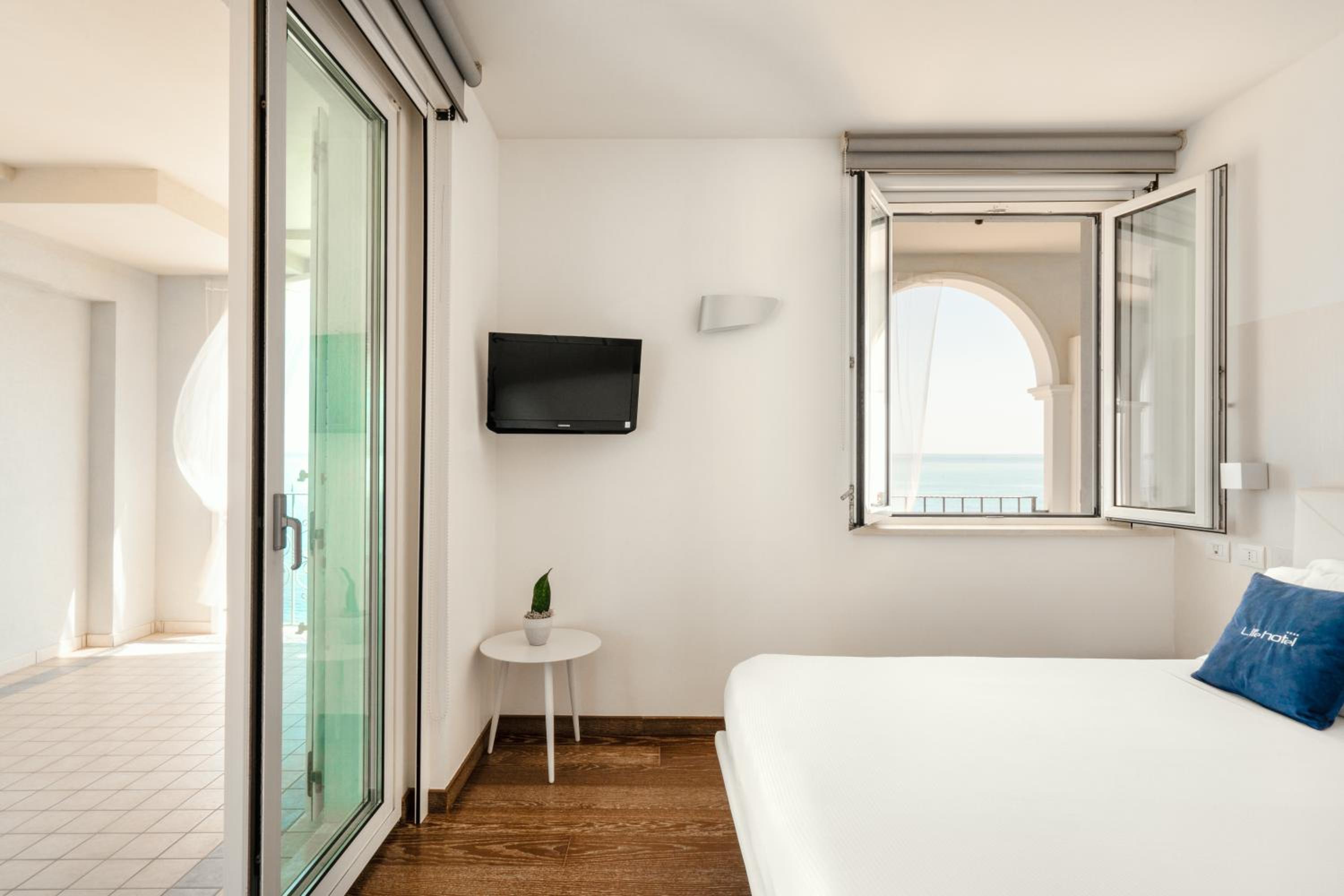 Suite with Balcony and Sea View photo 1