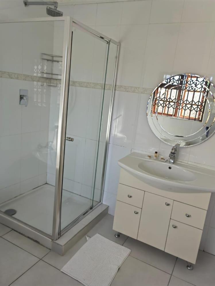 Deluxe King Room - Photo 8