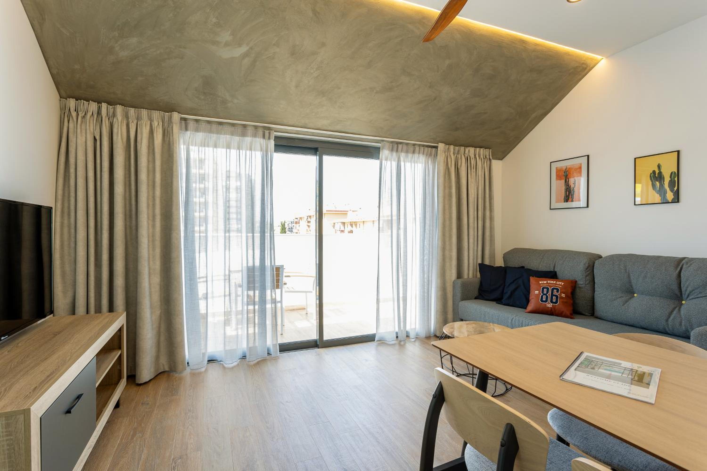 Deluxe One-Bedroom Penthouse  photo 3