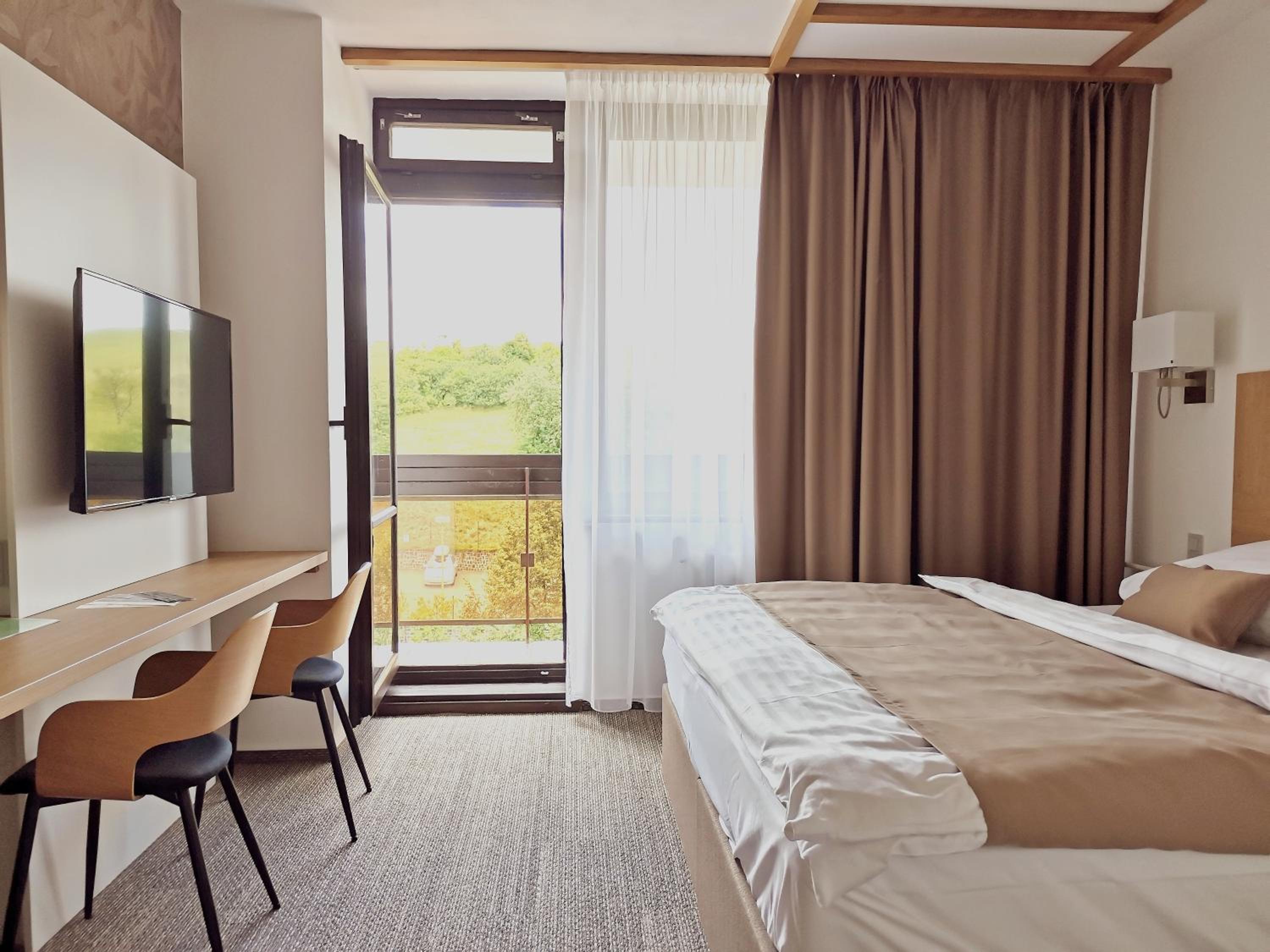 Superior Double Room with Lake View - Photo 10