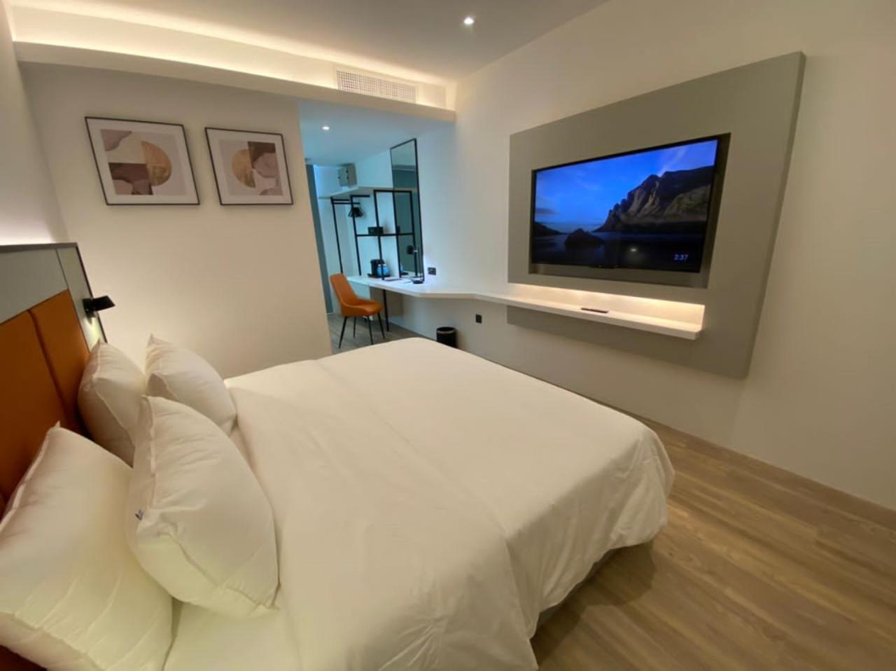 Deluxe King Room photo 2