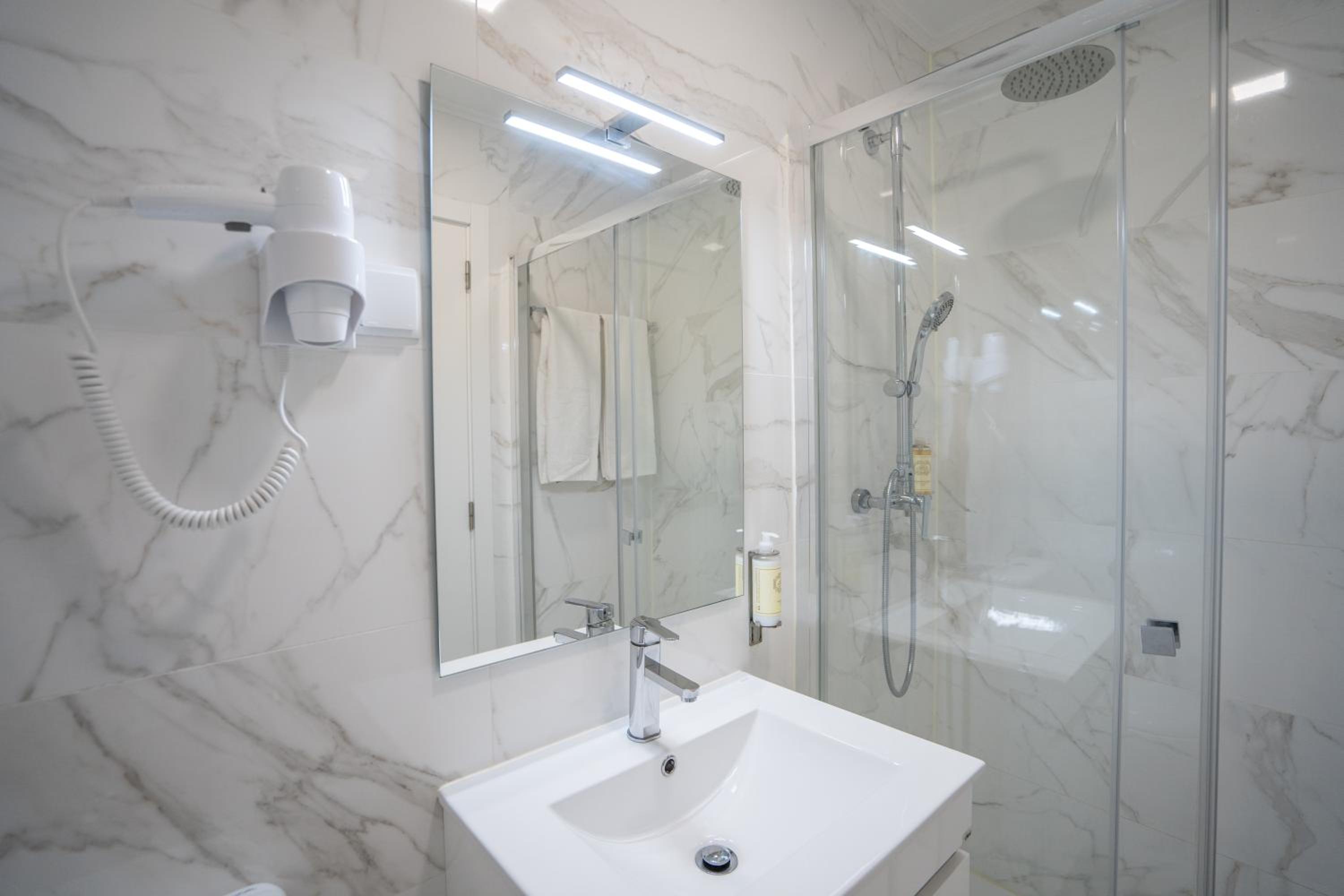 Double or Twin Room - Photo 18