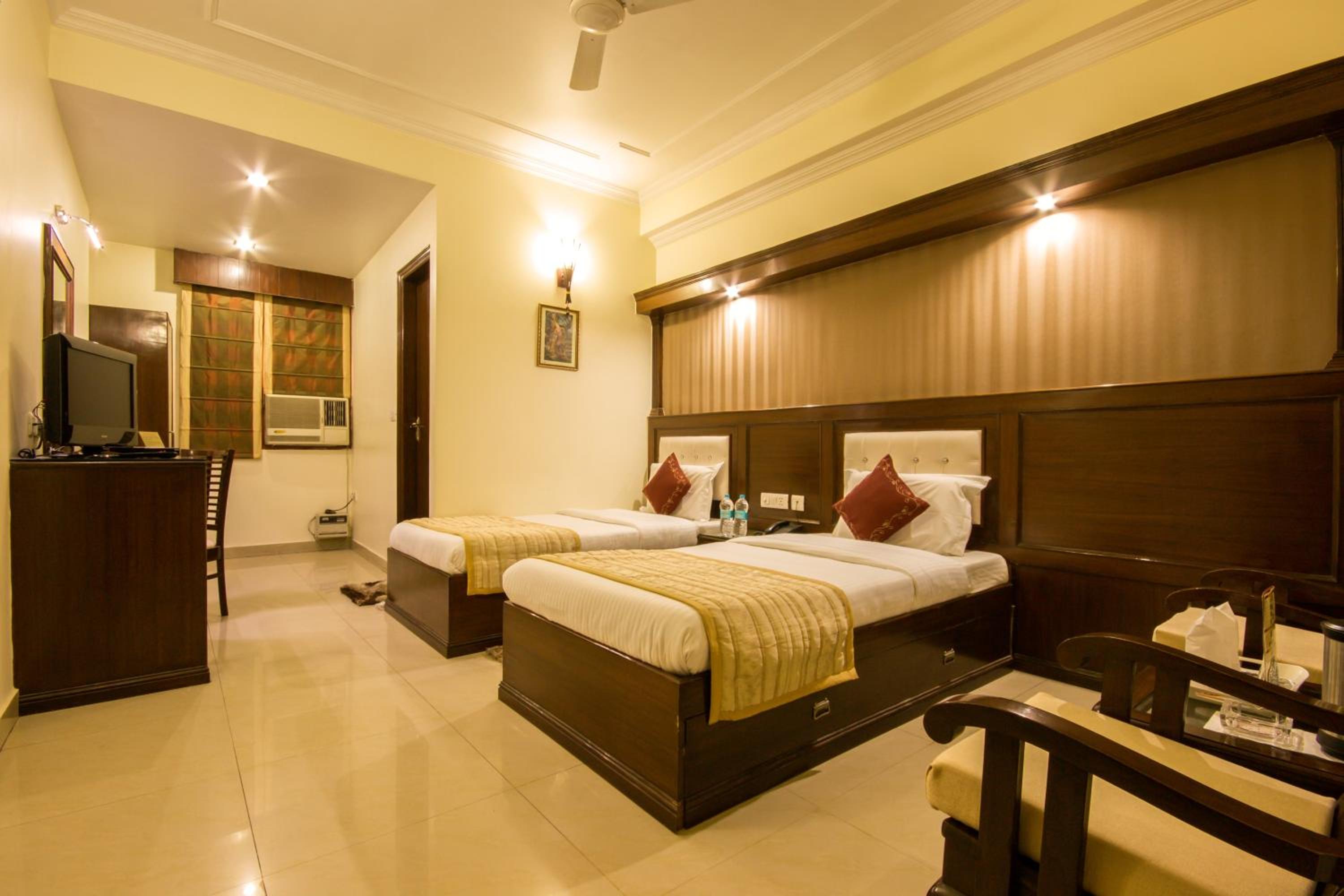 Deluxe Room - Photo 12