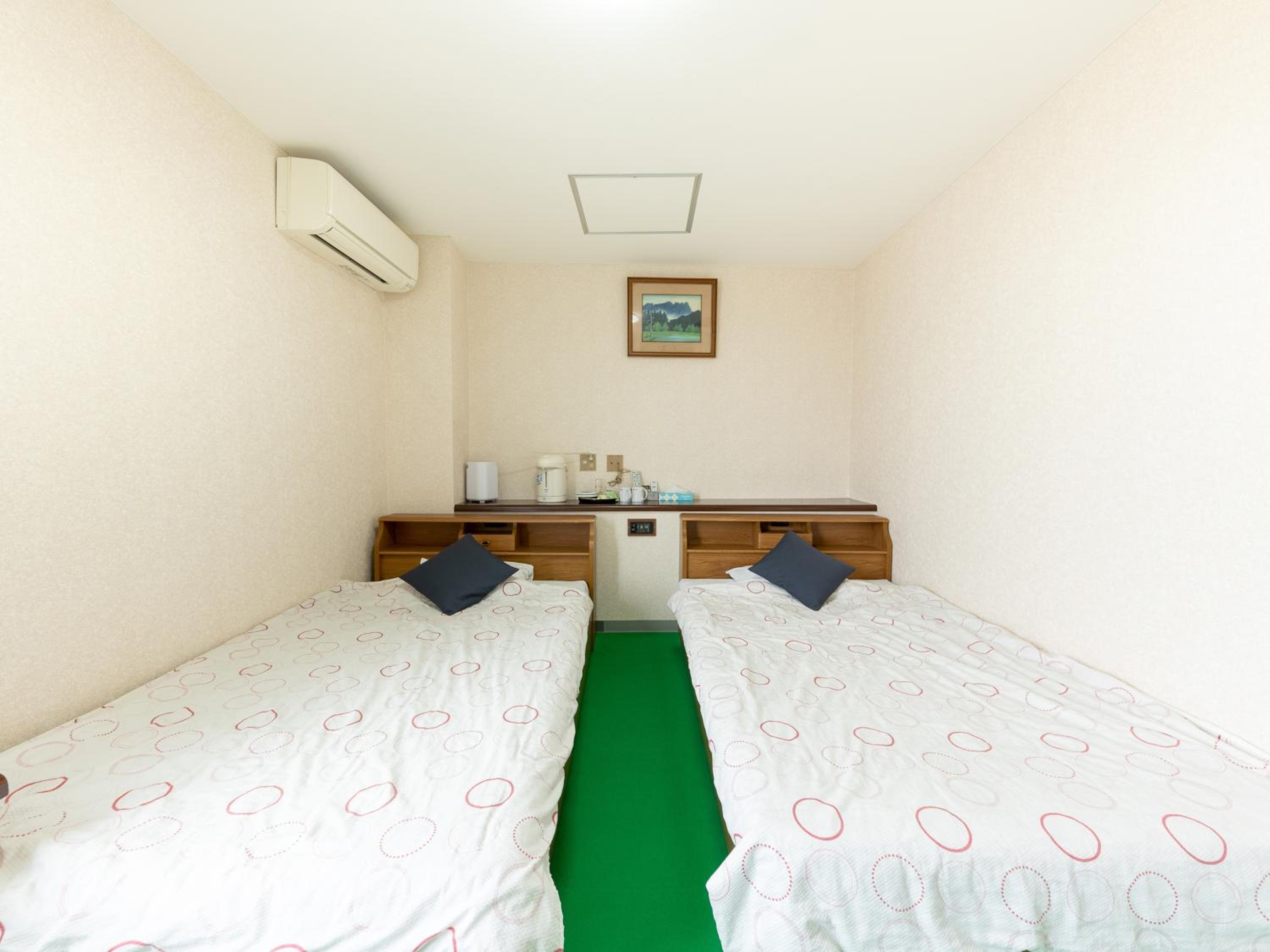 Twin Room - Photo 11