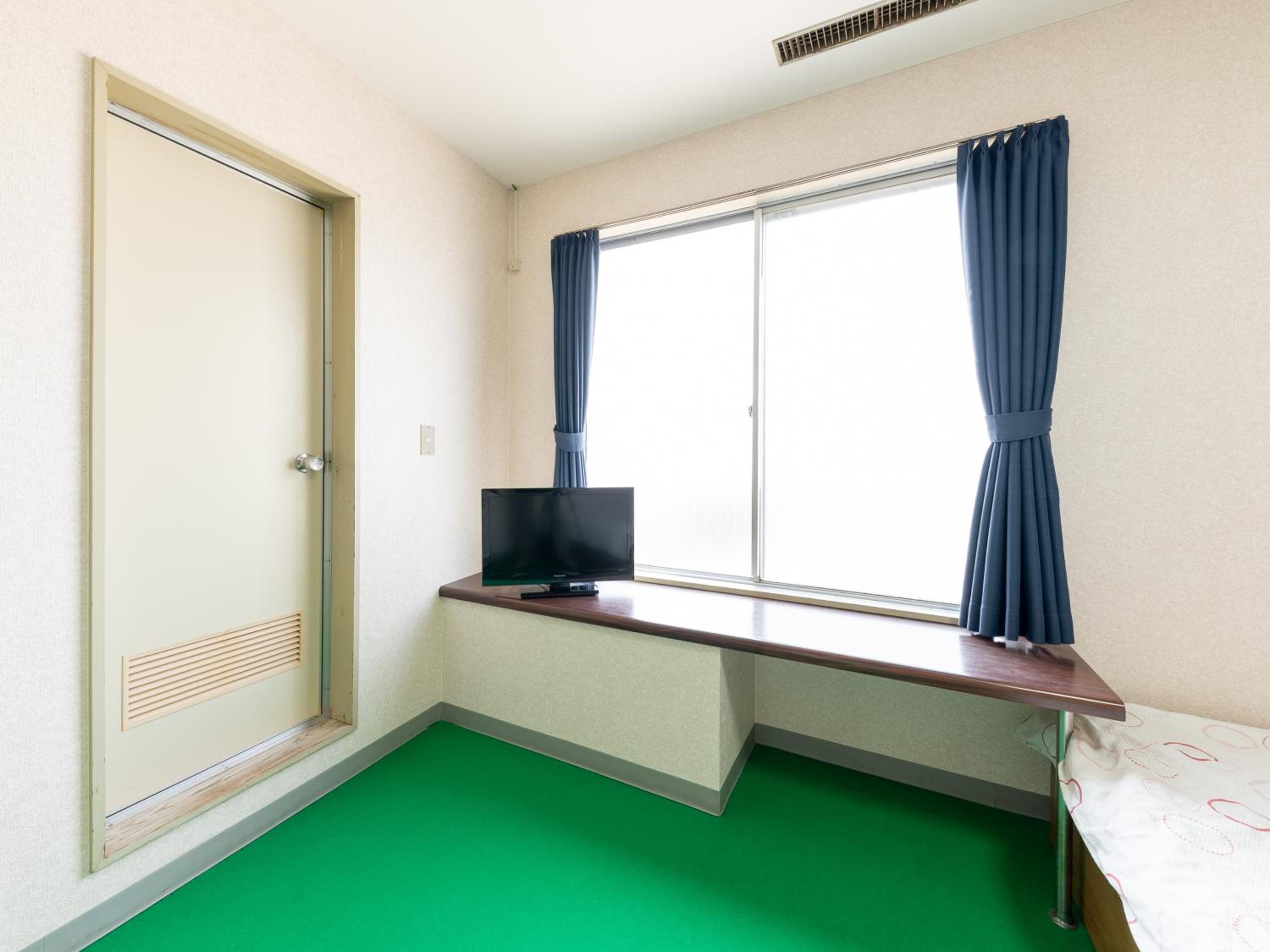 Twin Room - Photo 12