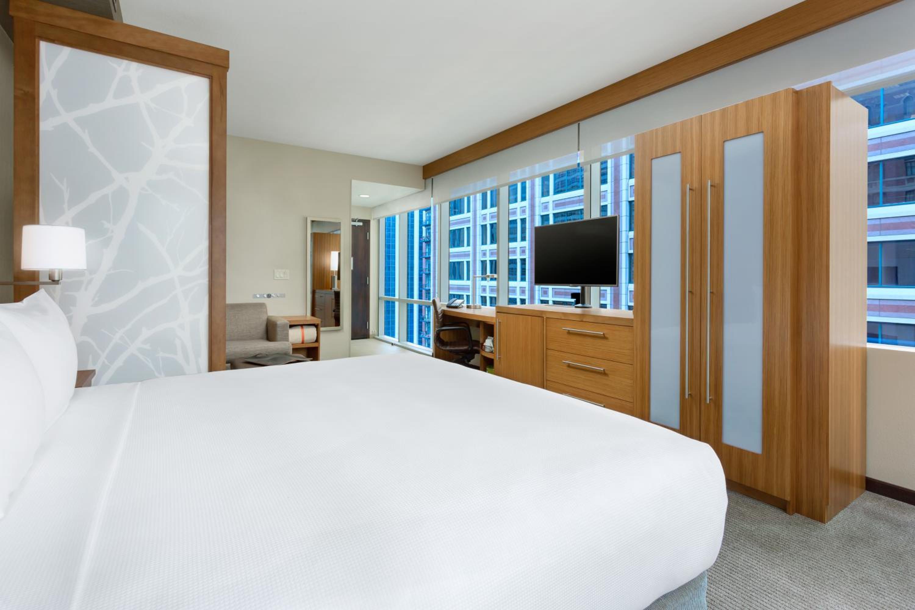 Corner King Room with Sofa Bed and View thumbnail 6