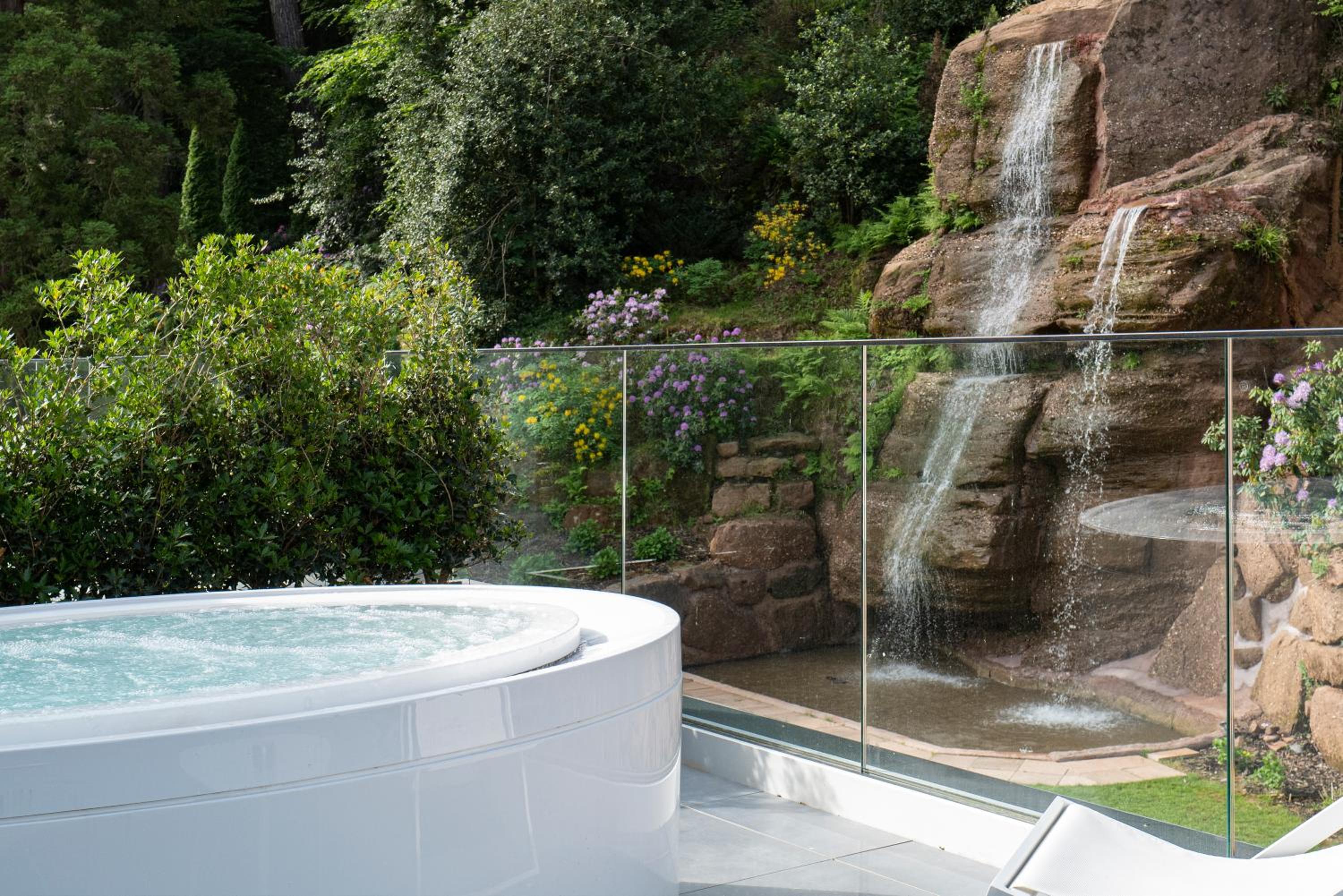 Suite avec Bain à Remous, Terrasse et Accès au Spa