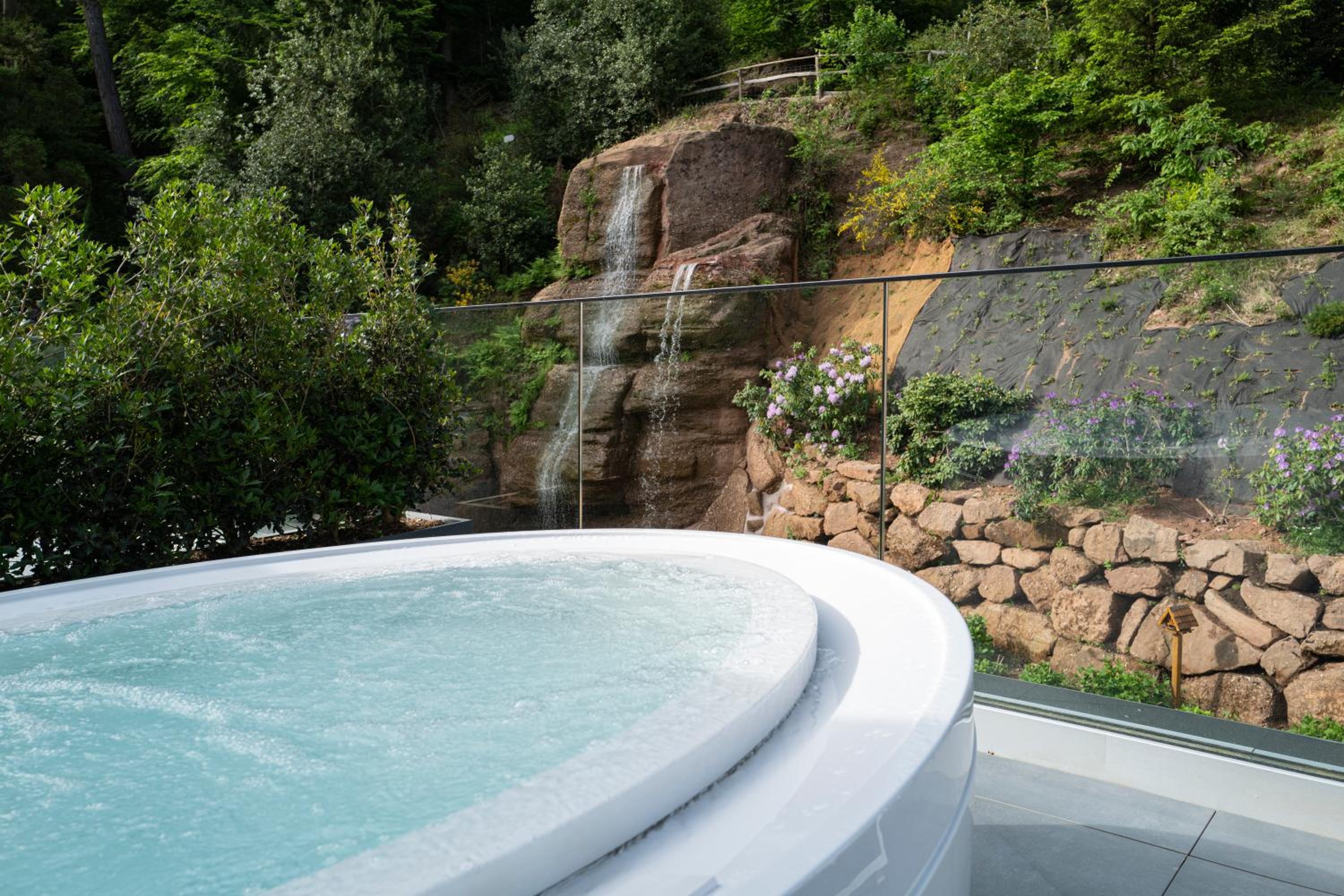 Suite avec Bain à Remous, Terrasse et Accès au Spa