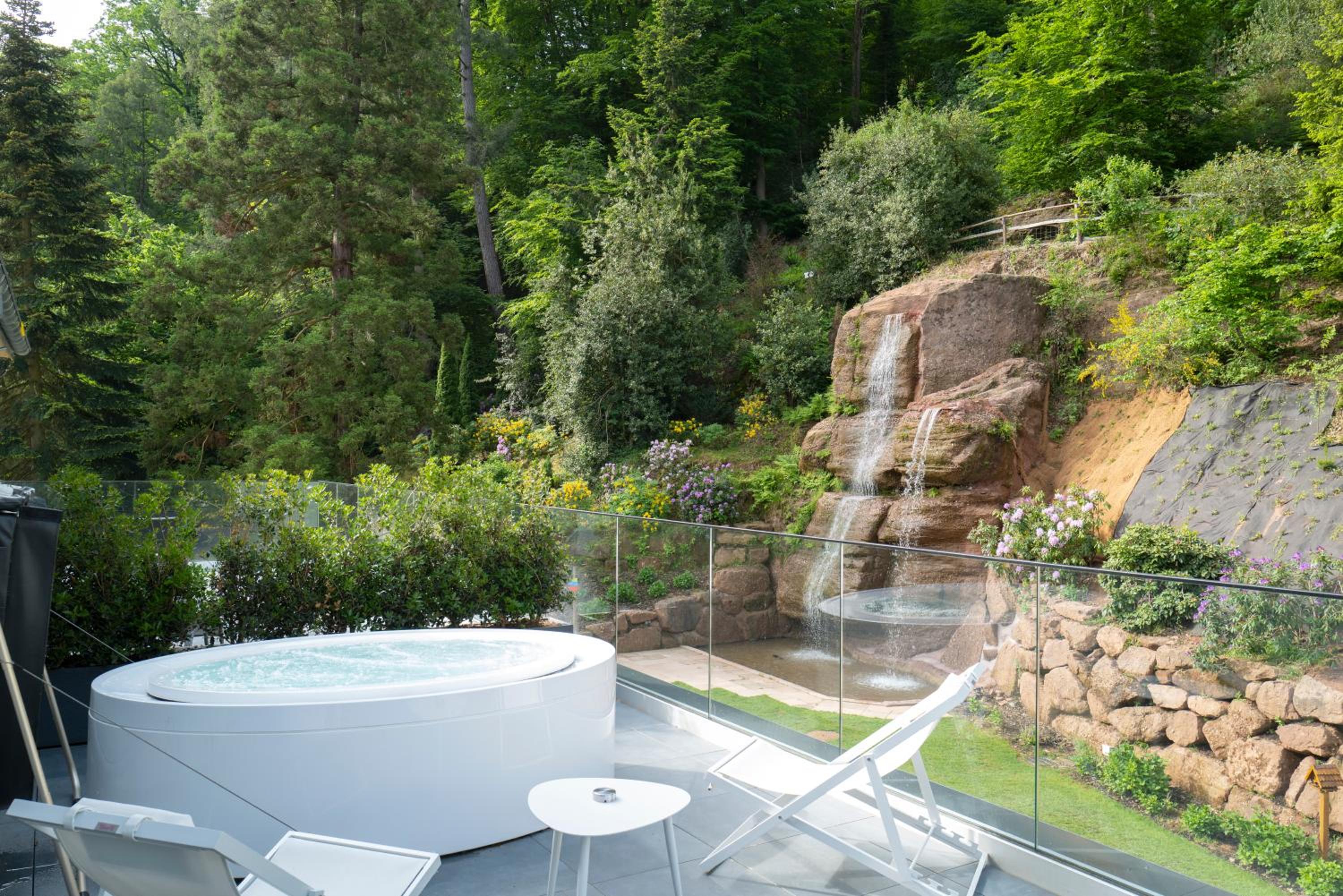 Suite avec Bain à Remous, Terrasse et Accès au Spa