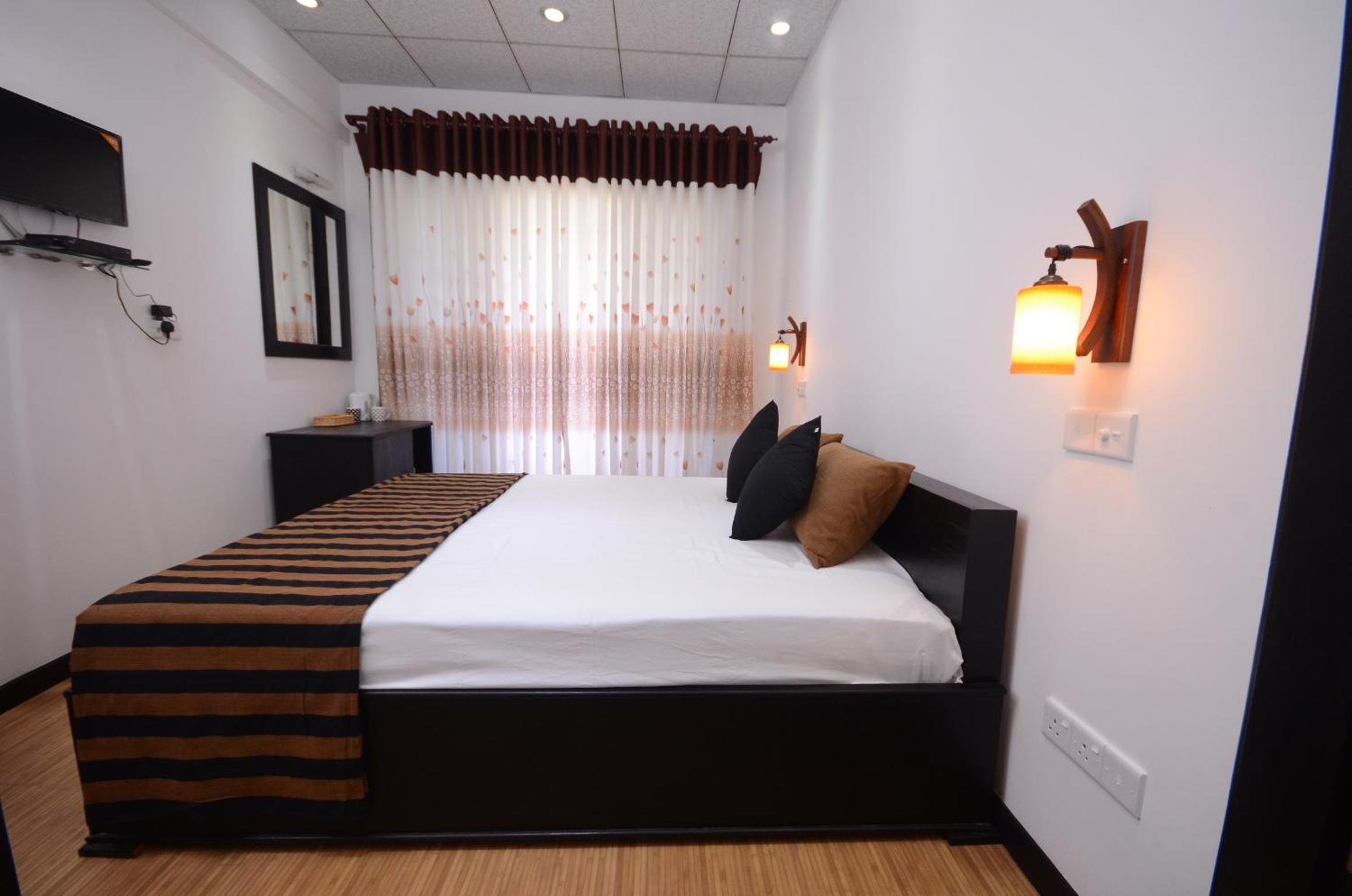 Double Room with Balcony - Photo 12