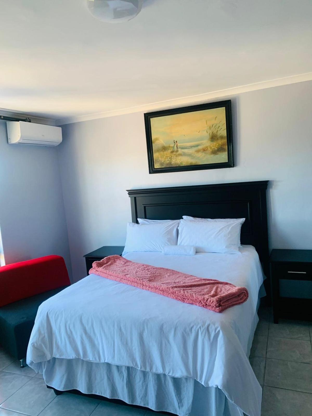Double Room with Balcony - Photo 4