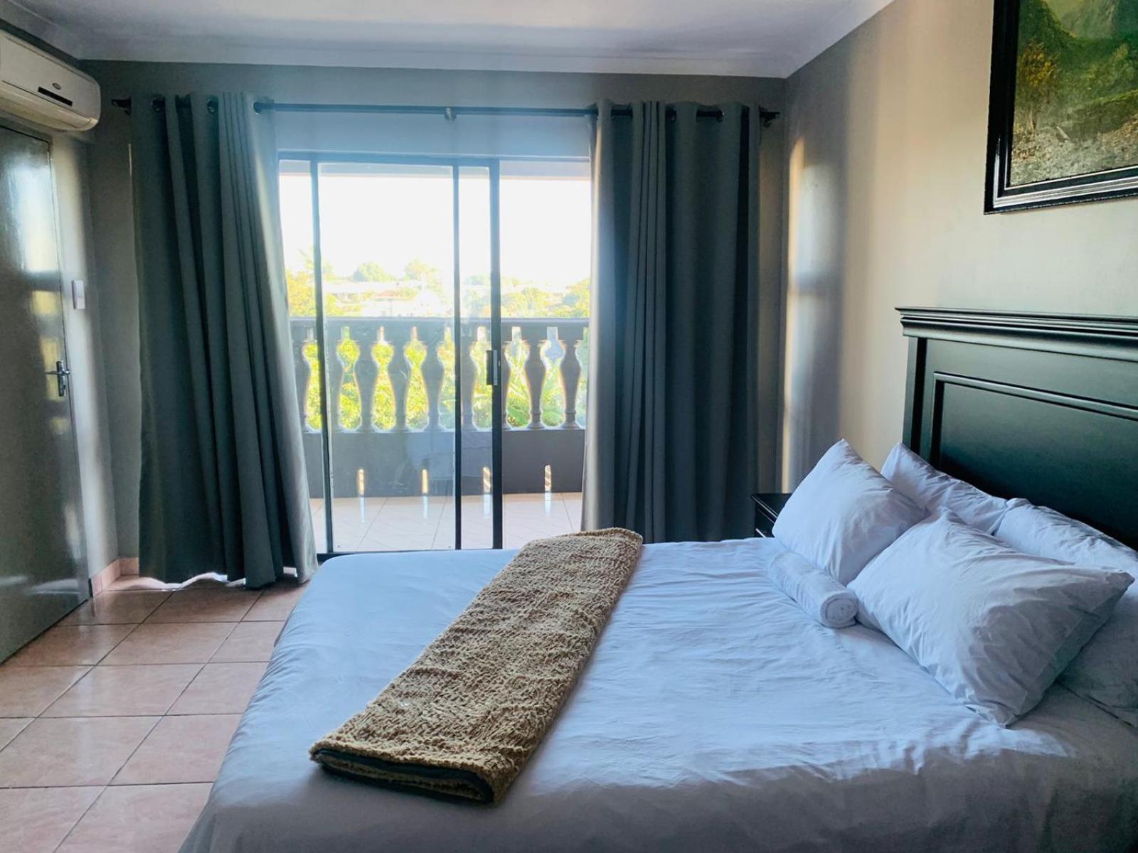 Double Room with Balcony - Photo 3