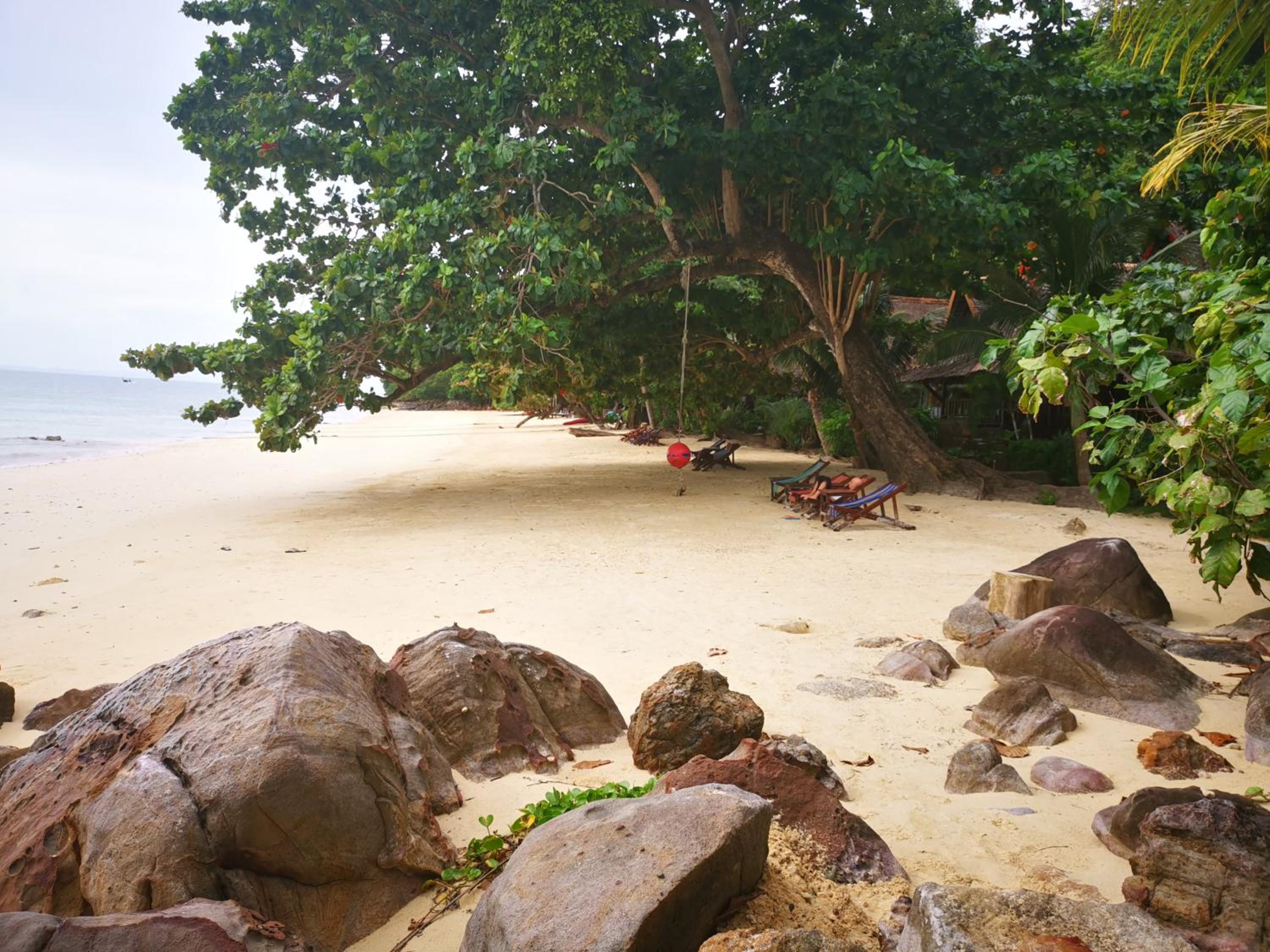 Beach Front Bungalow - Fan Room - Photo 6