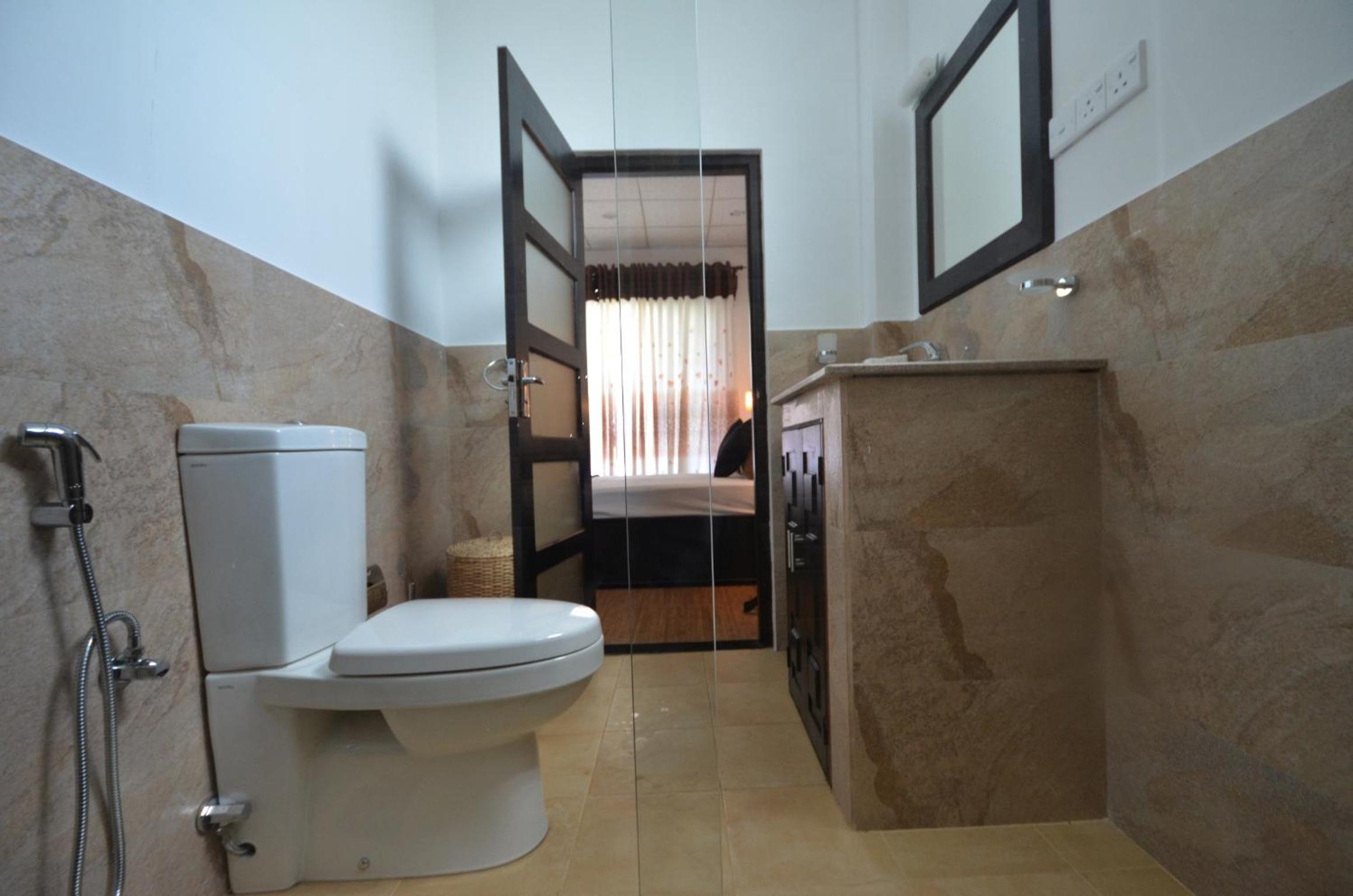 Double Room with Balcony - Photo 8