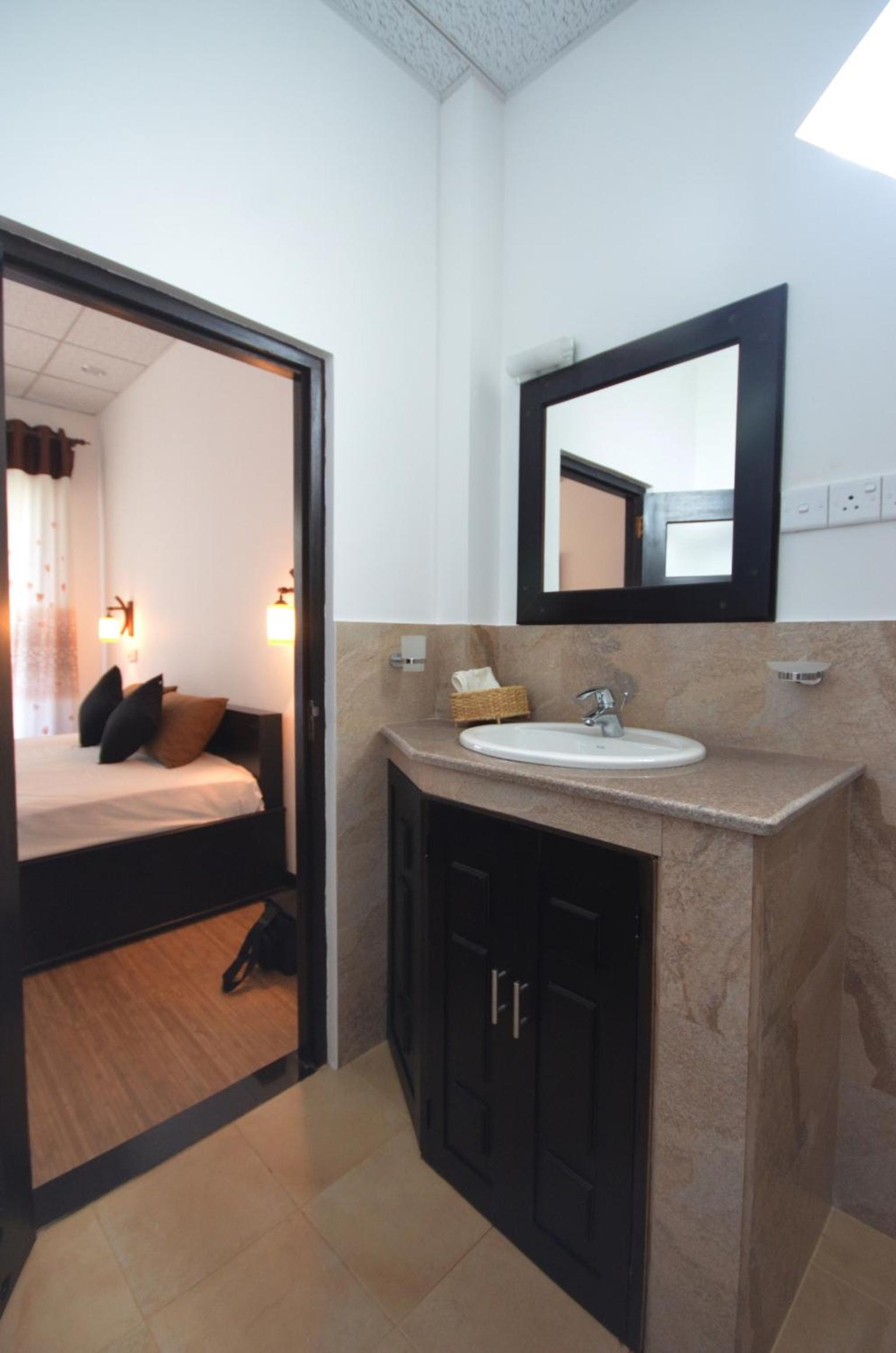 Double Room with Balcony - Photo 6