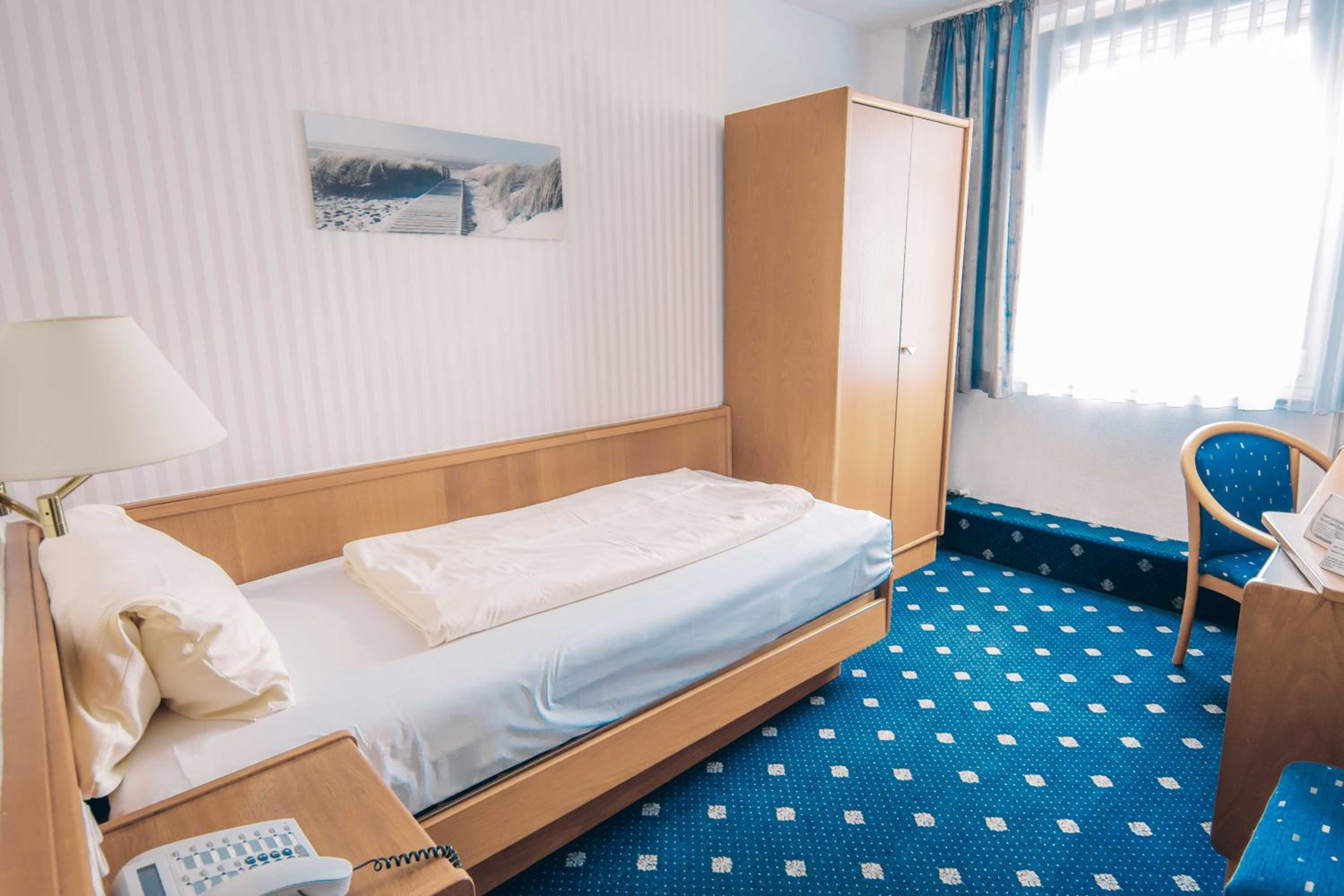 Small Single Room - Street side photo 3