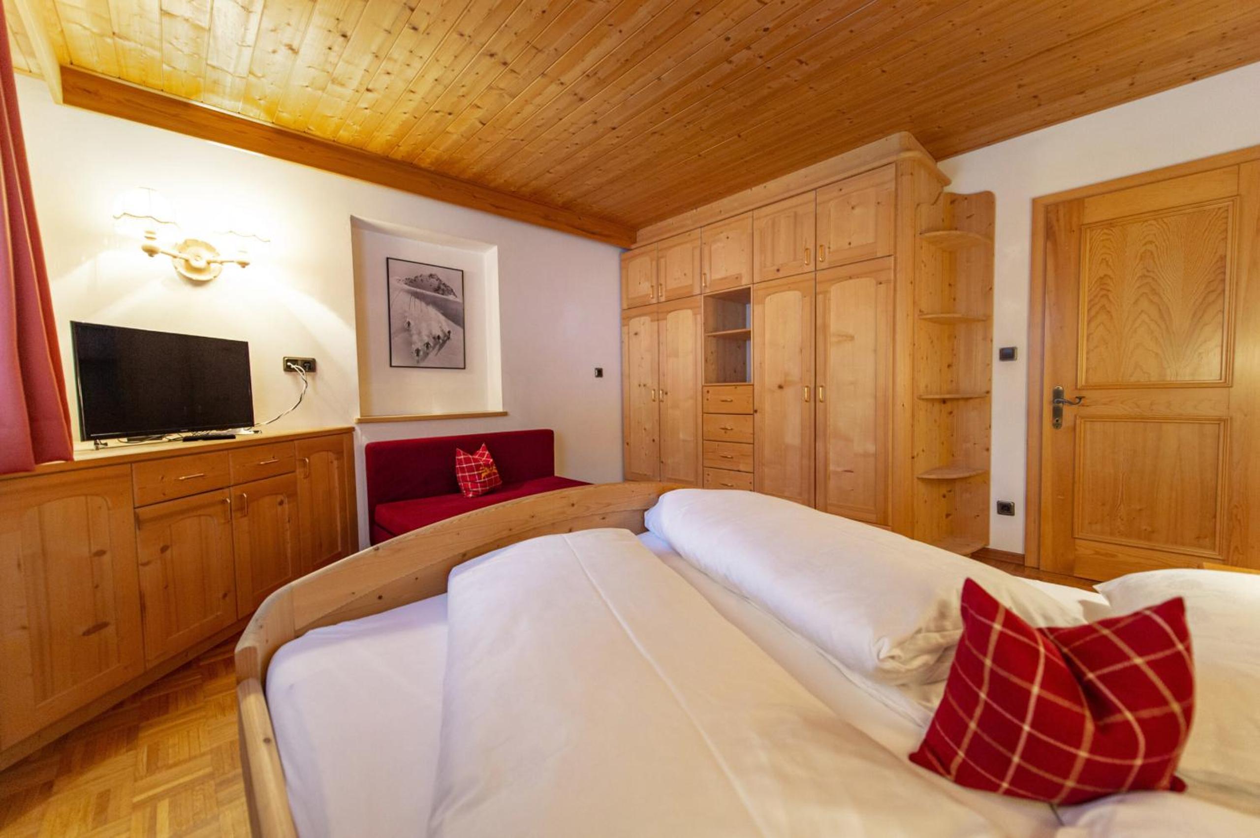Three-Bedroom Apartment with Balcony photo 1
