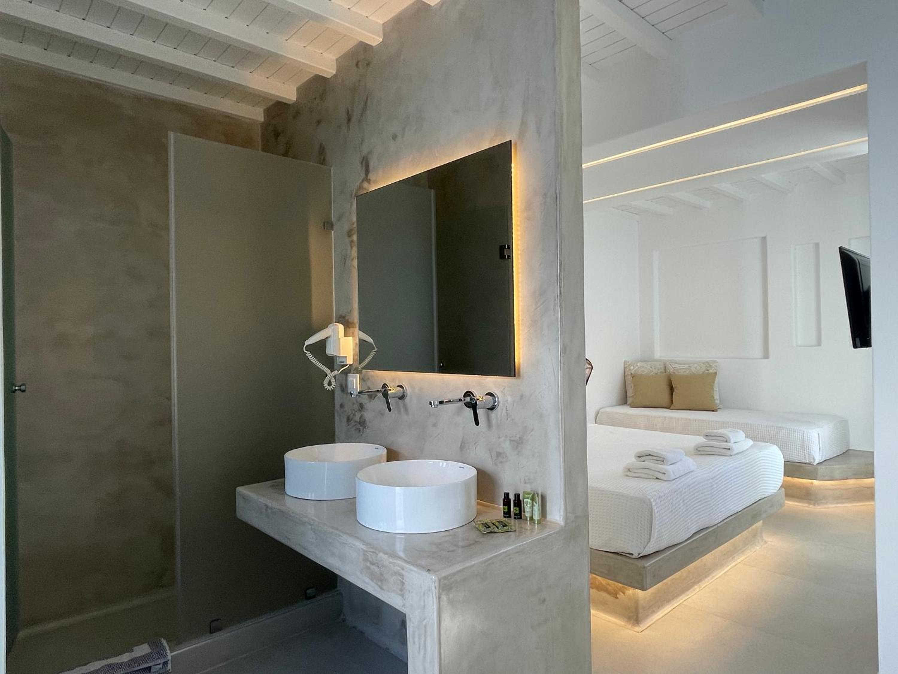 Deluxe Double Room with Balcony and Sea View - Photo 6