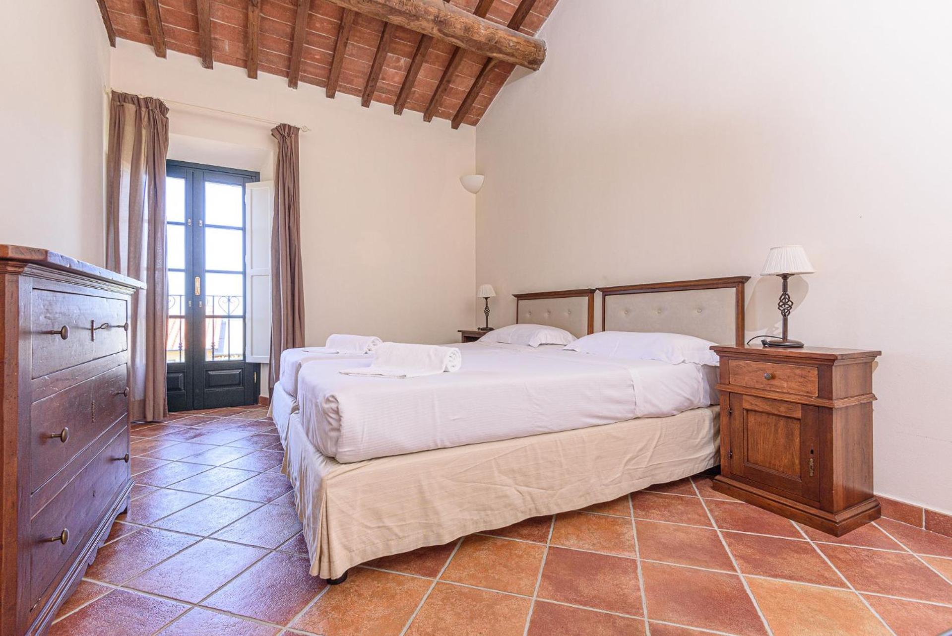 Three-Bedroom Apartment (5 Adults) - Split Level - Photo 11