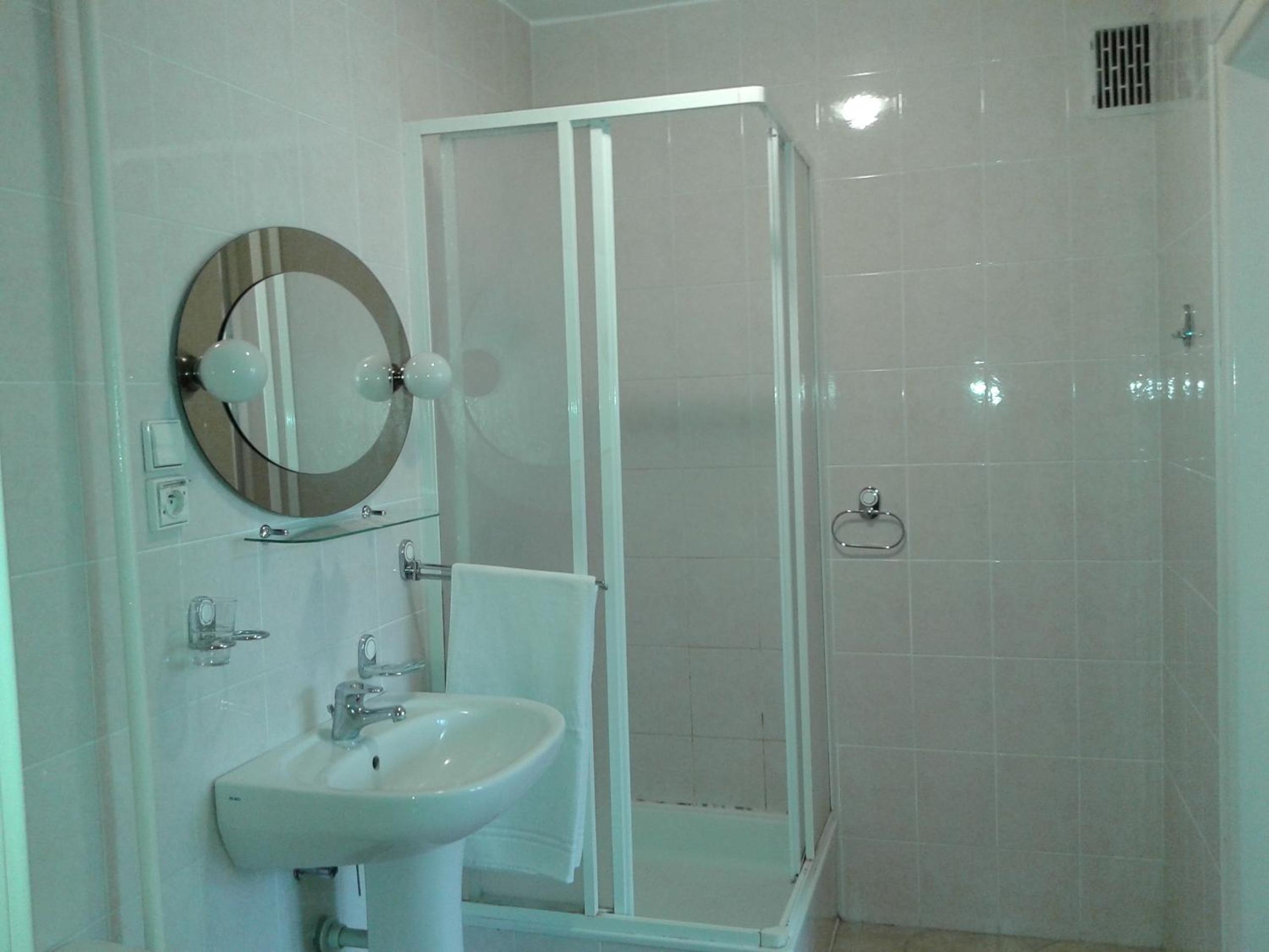 Twin Room - Photo 3
