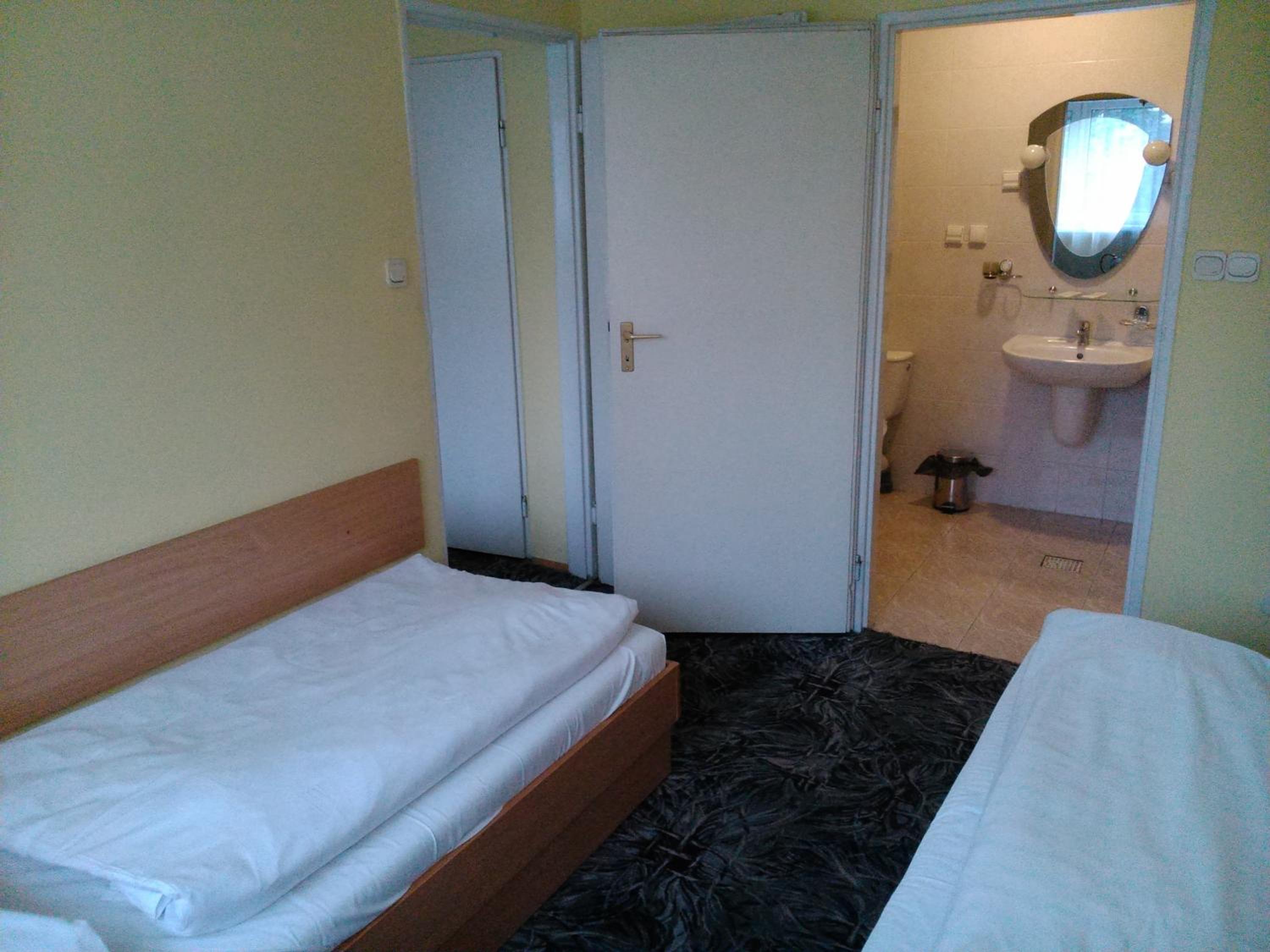 Twin Room - Photo 2