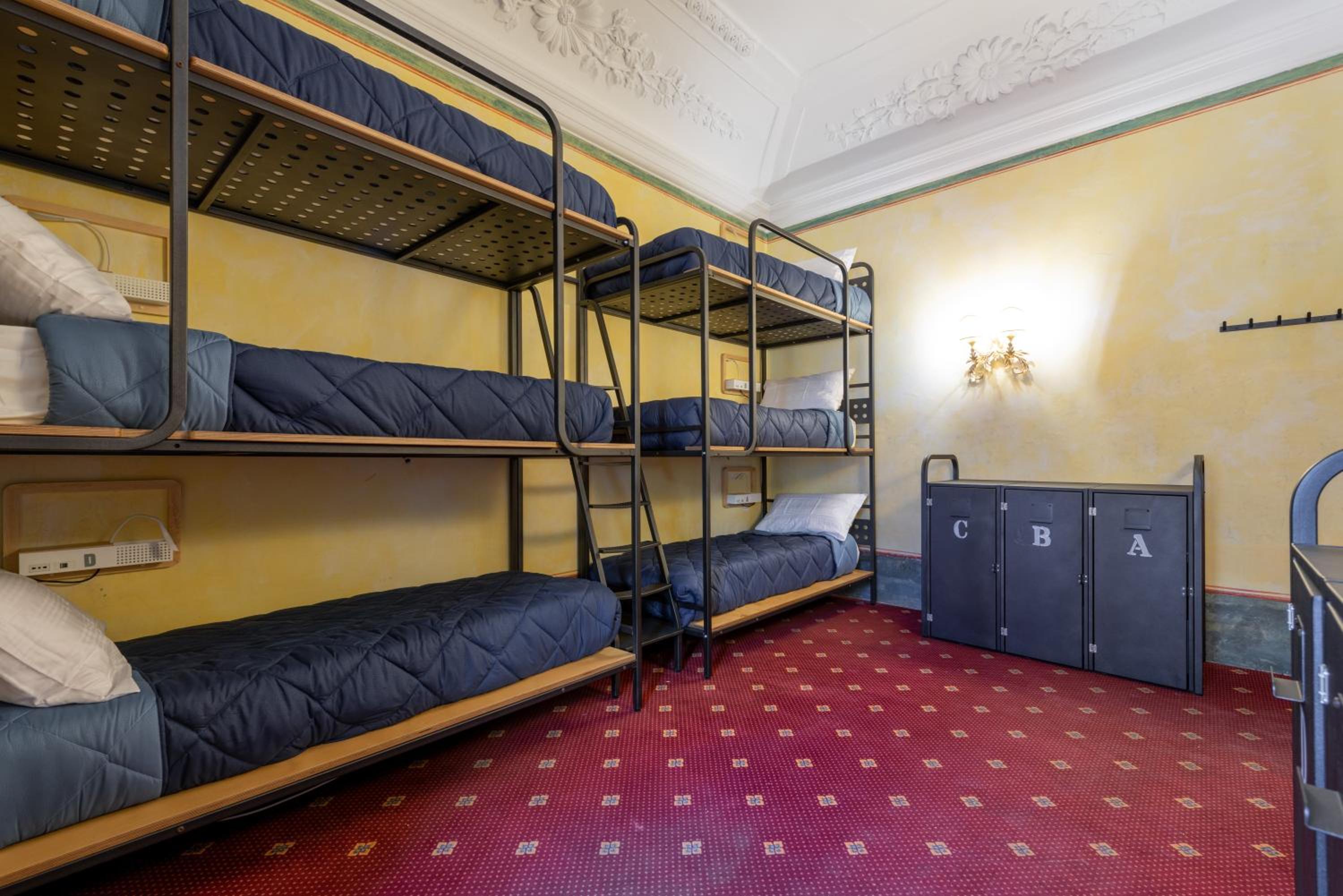 Bed in 6-Bed Mixed Dormitory Room photo 3