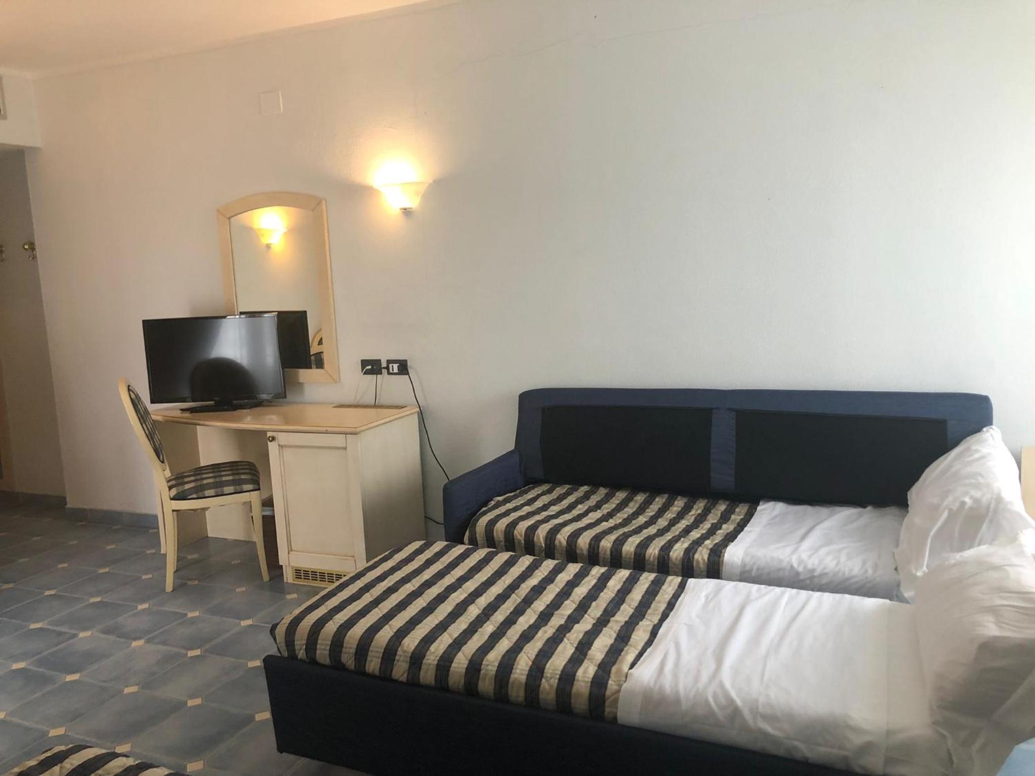 Classic Quadruple Room - Photo 2