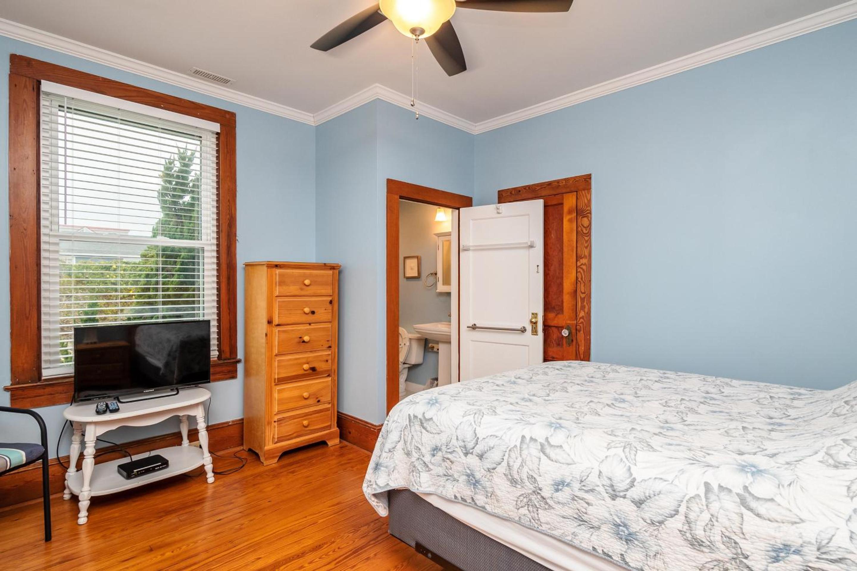 Six-Bedroom House photo 1
