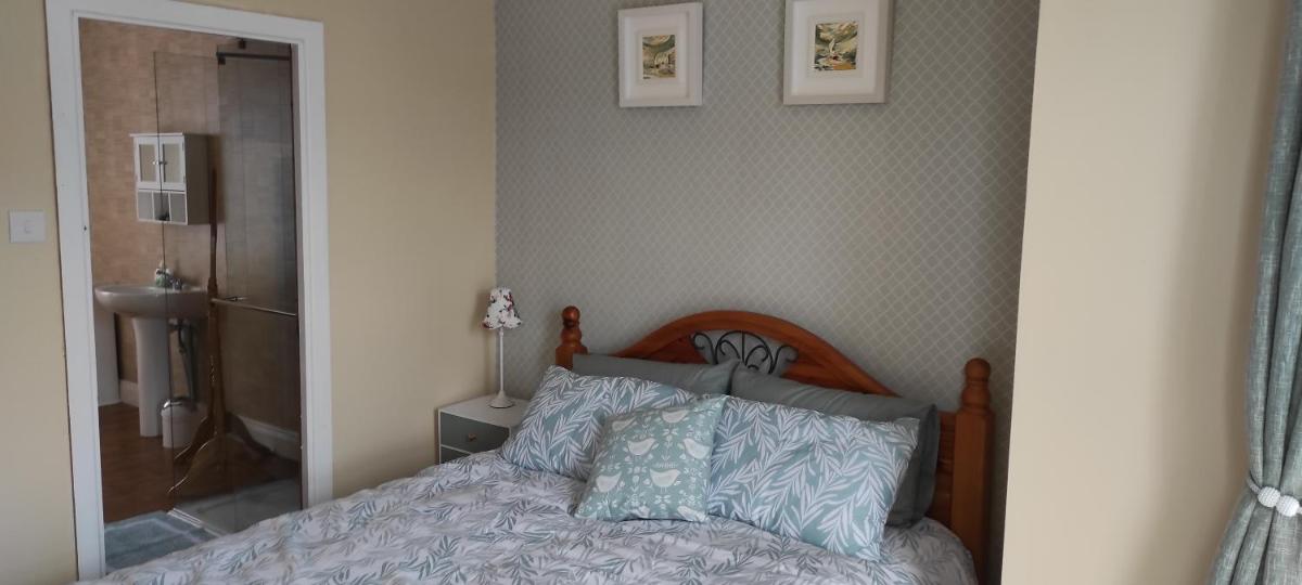 Three-Bedroom House photo 2