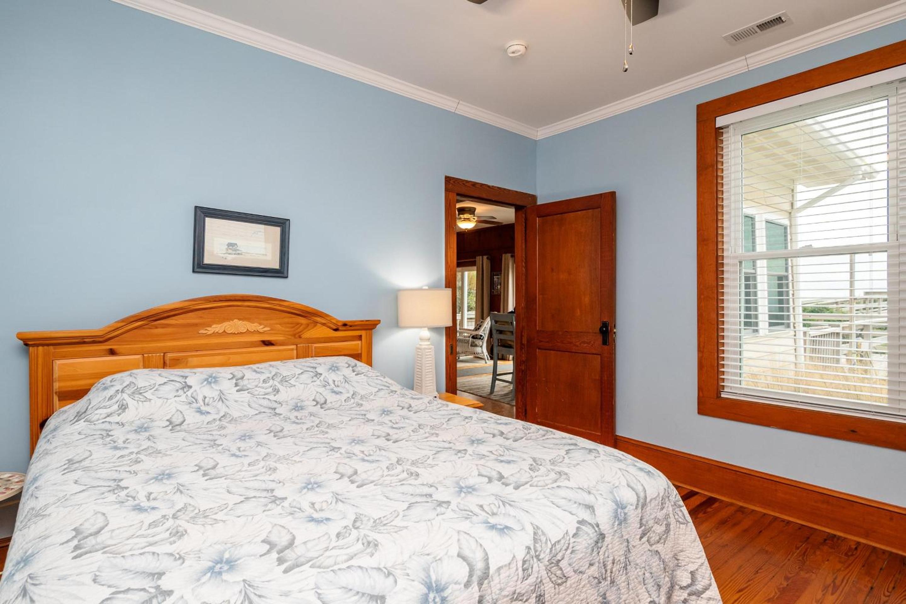 Six-Bedroom House photo 3