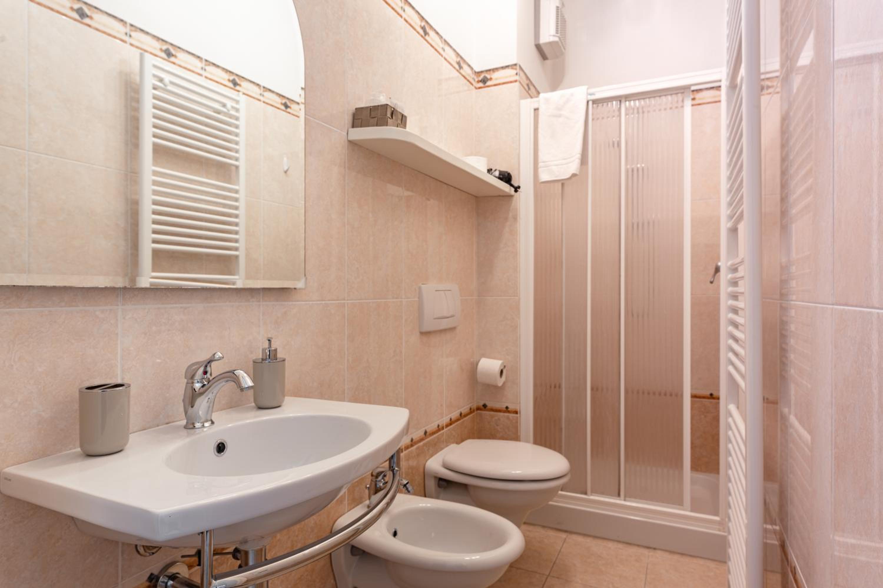 Standard Double or Twin Room - Photo 9