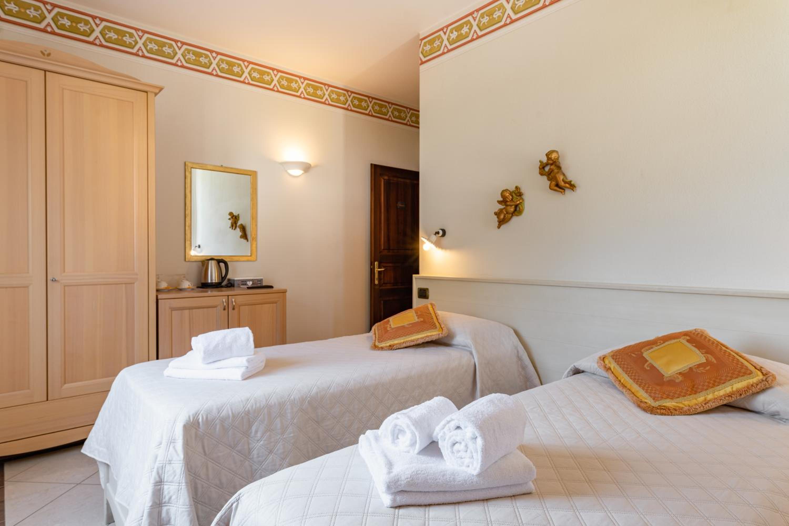 Standard Double or Twin Room - Photo 3