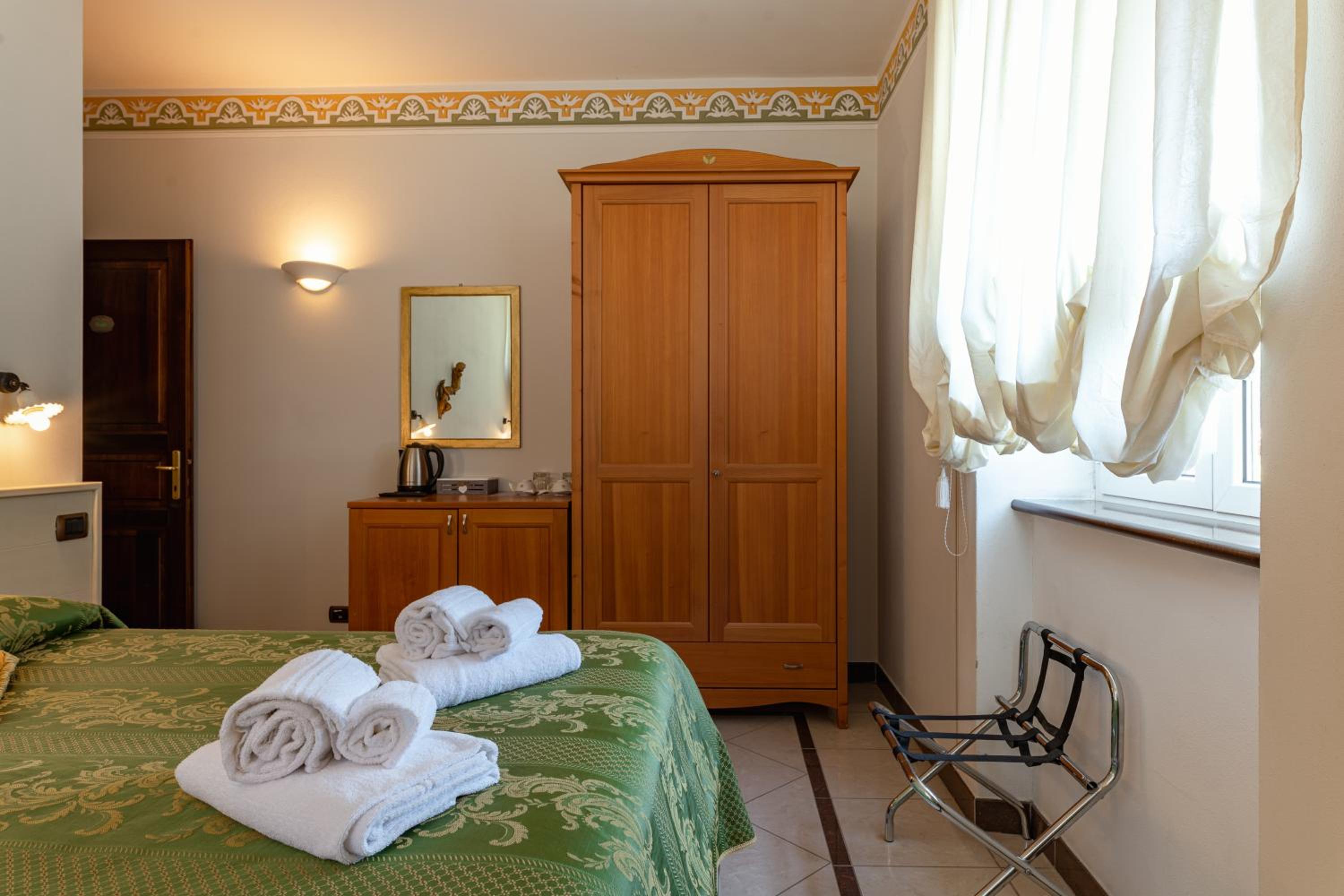 Standard Double or Twin Room - Photo 5