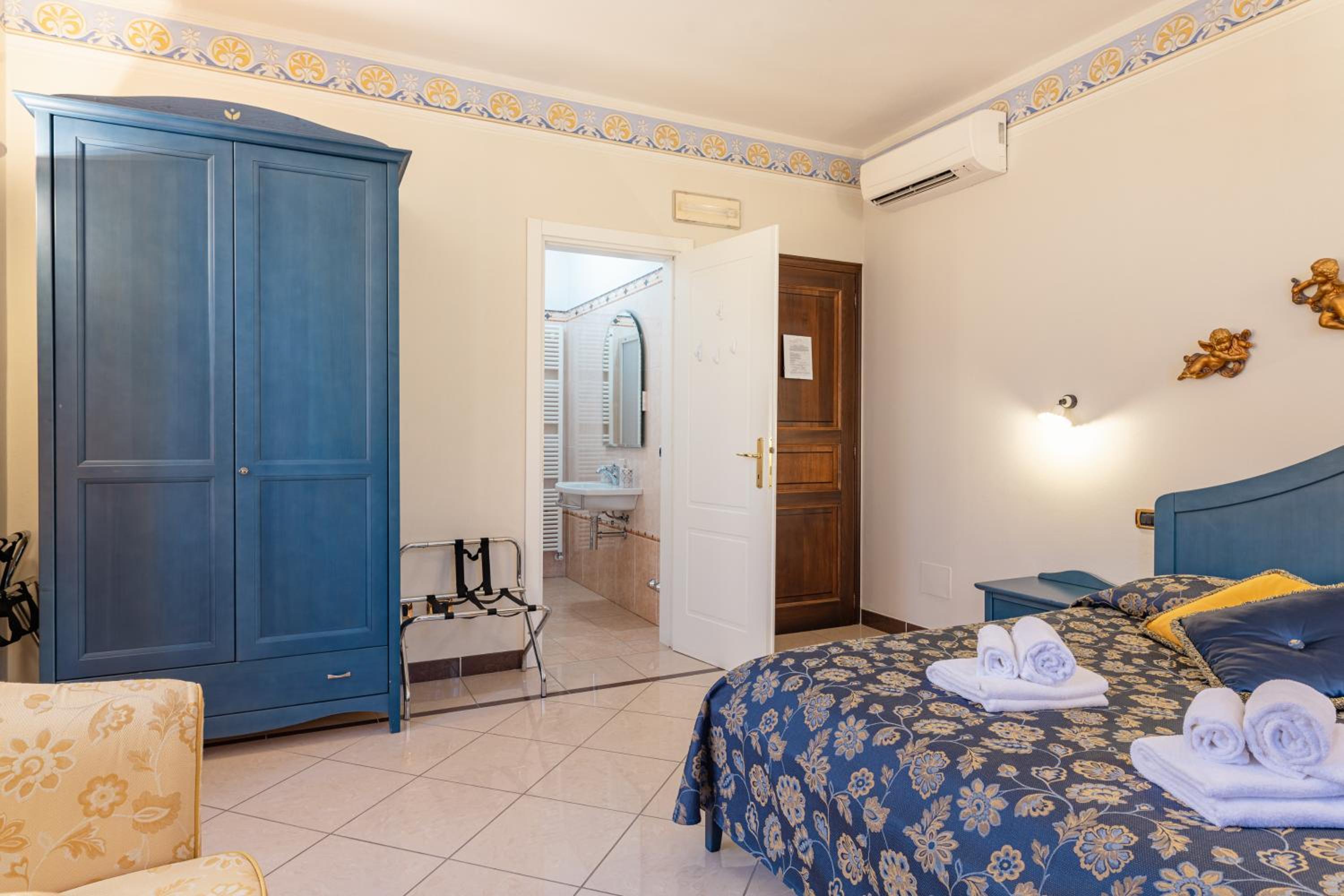 Deluxe Room - Photo 8
